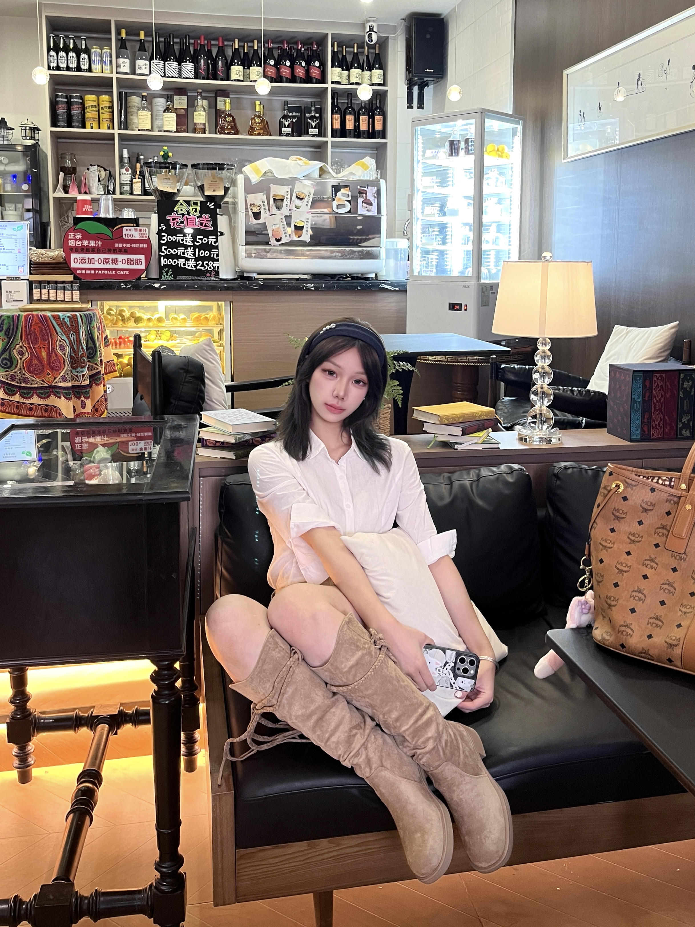 浅色系成套穿搭，配长筒靴好显腿长