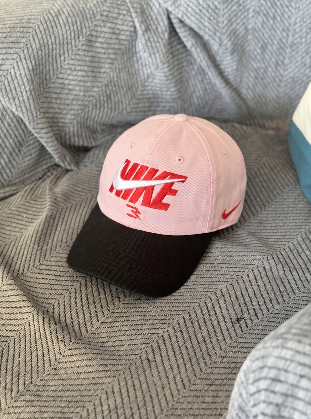 🔴红标出街｜这顶Pink Nike才是今夏的Y2K密码