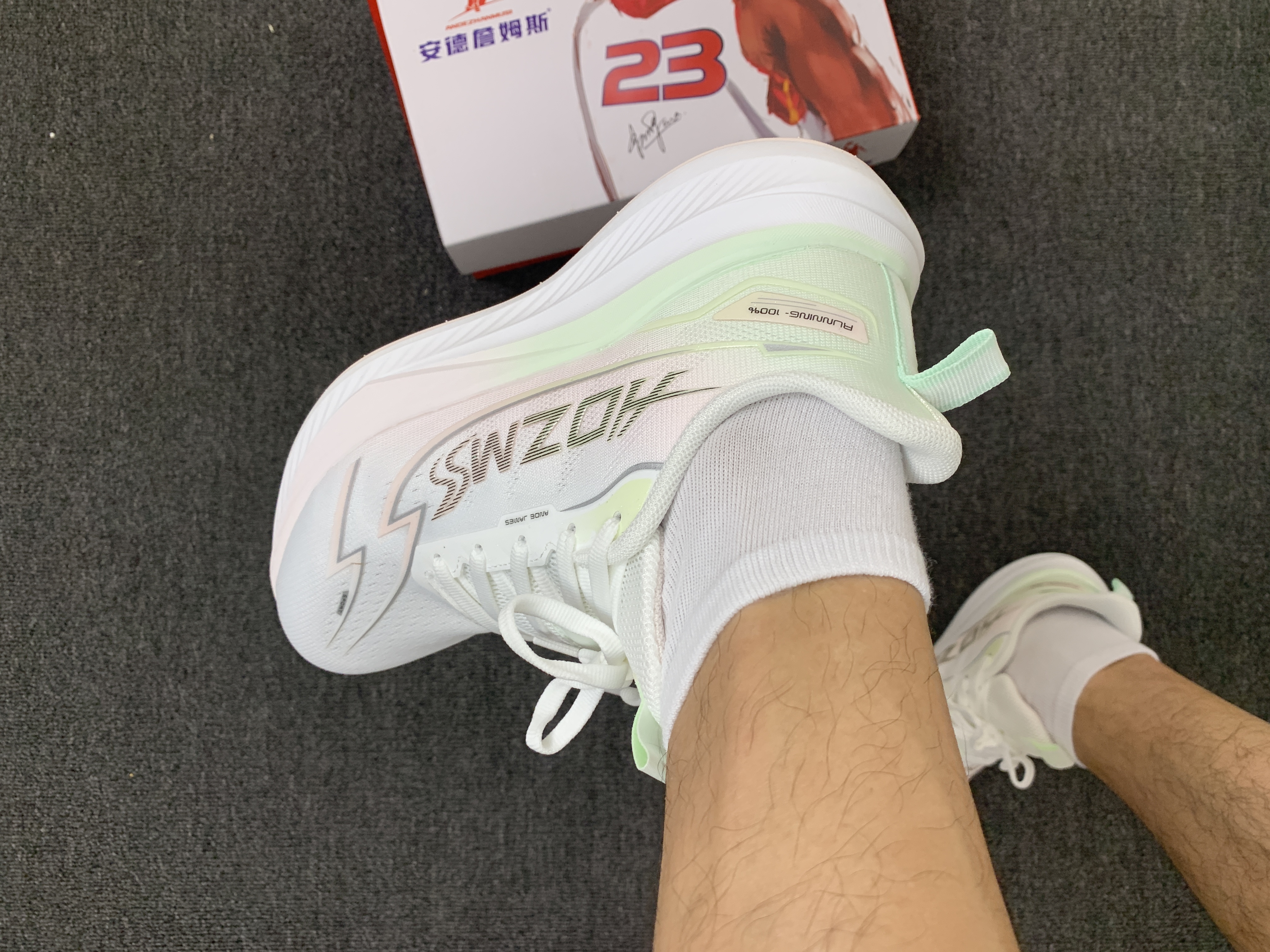 轻薄飞织，夏日百搭运动潮鞋！