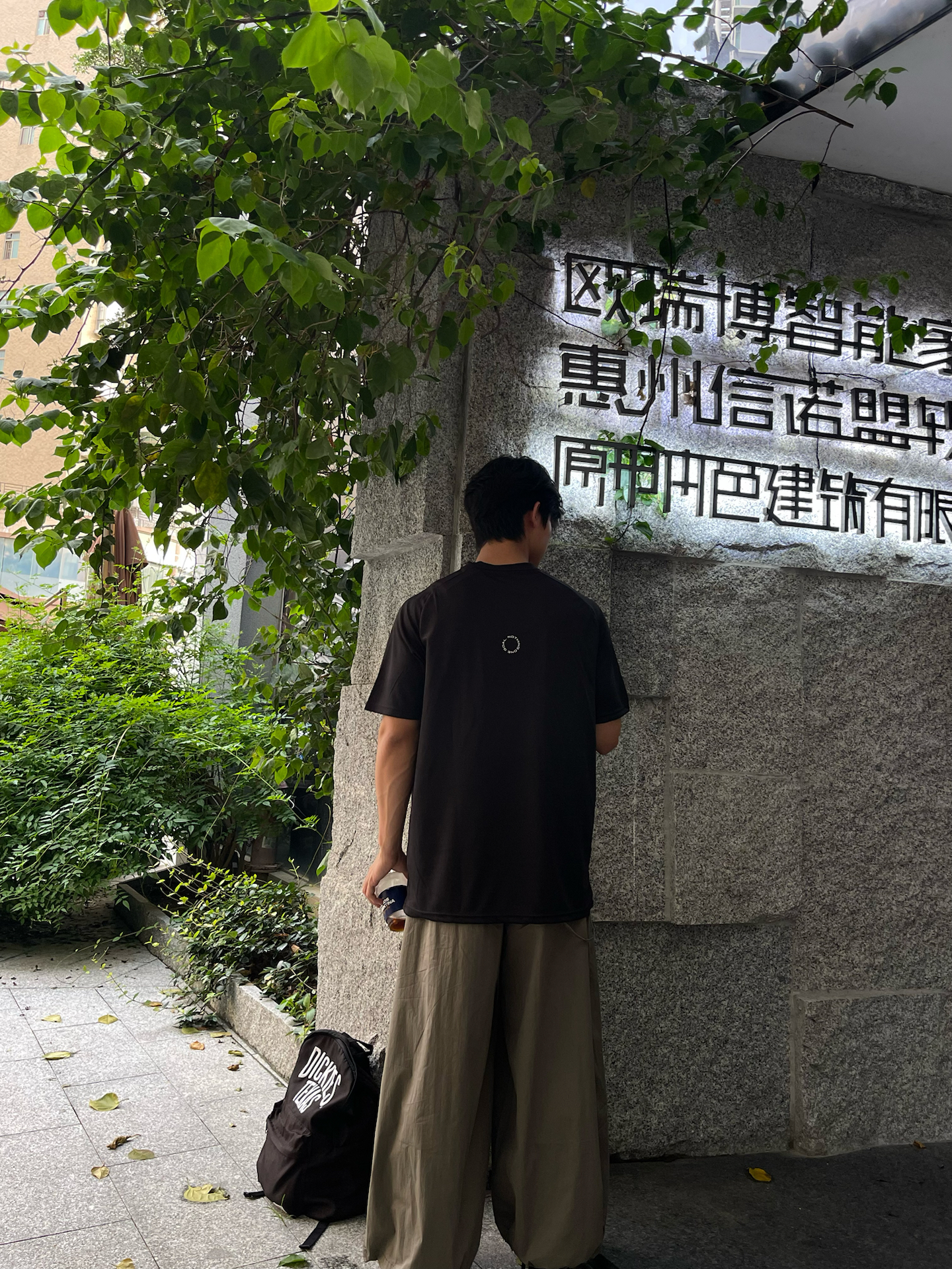 会变身的黑色 T 恤！遇水唤醒隐藏印花速干上衣告别单调基础短袖！