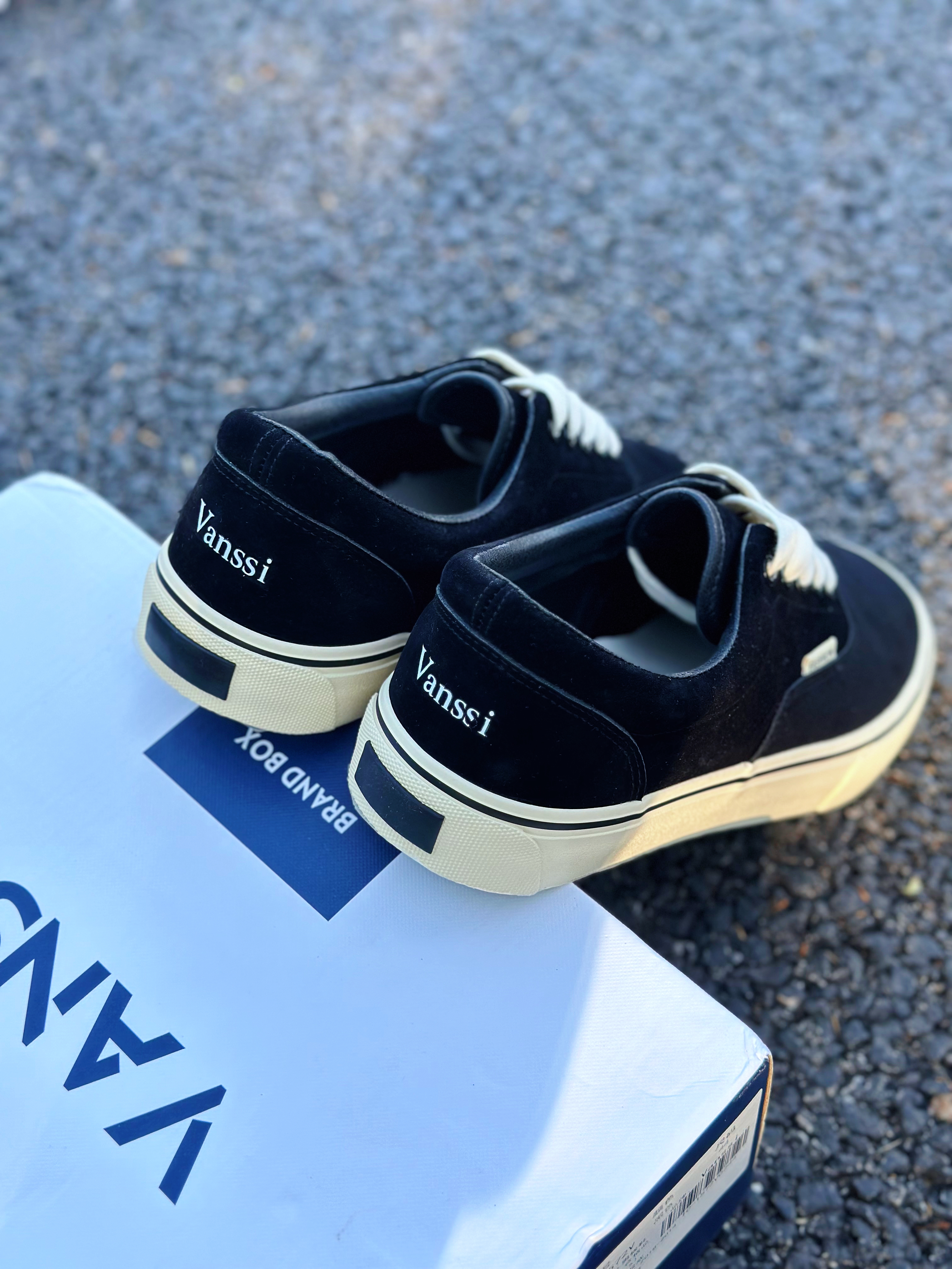 日常出街穿不腻的帆布鞋,黑白配色真的够百搭👟