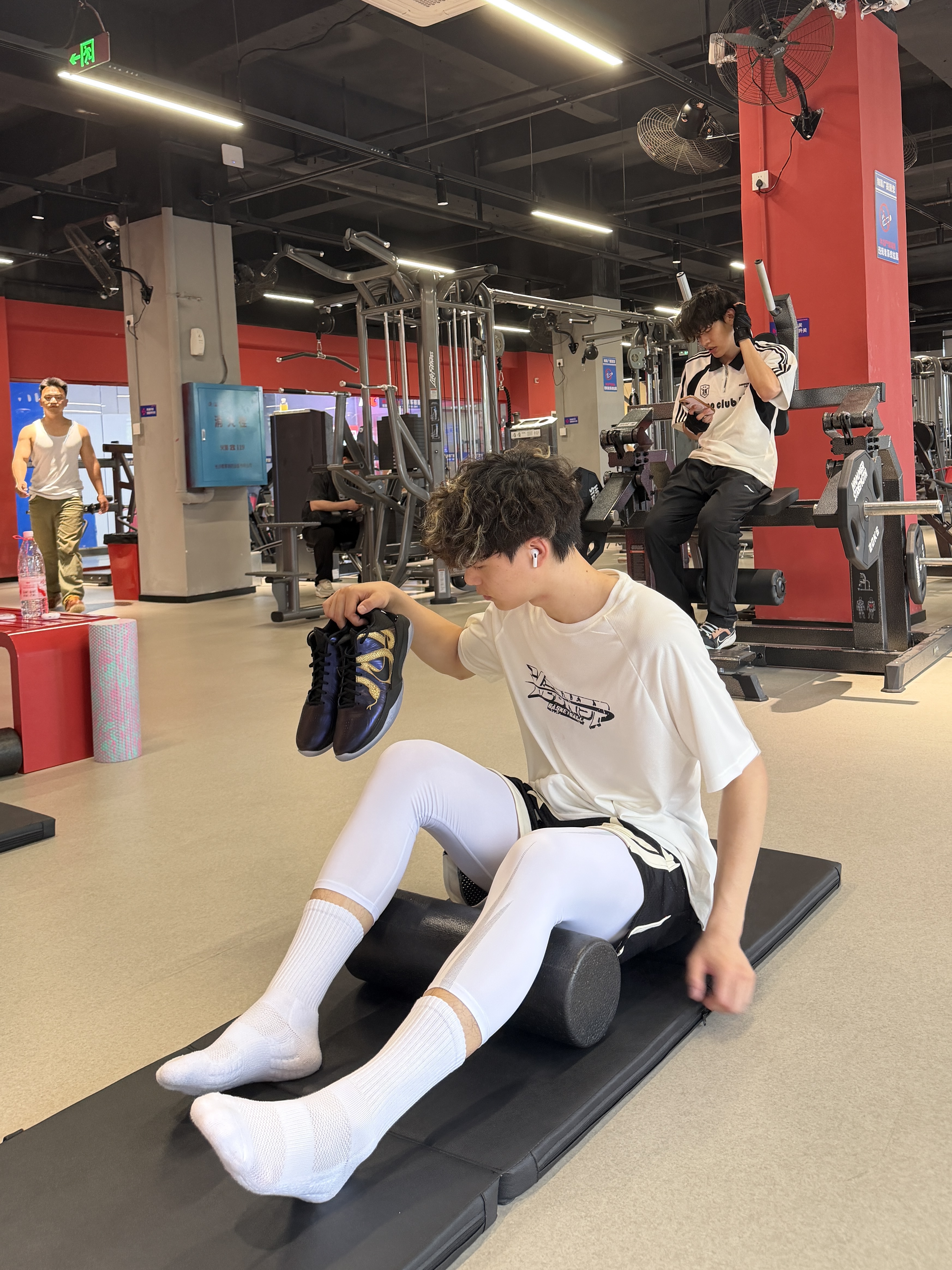 体育篮球男孩健身房训练穿紧身裤太爽了