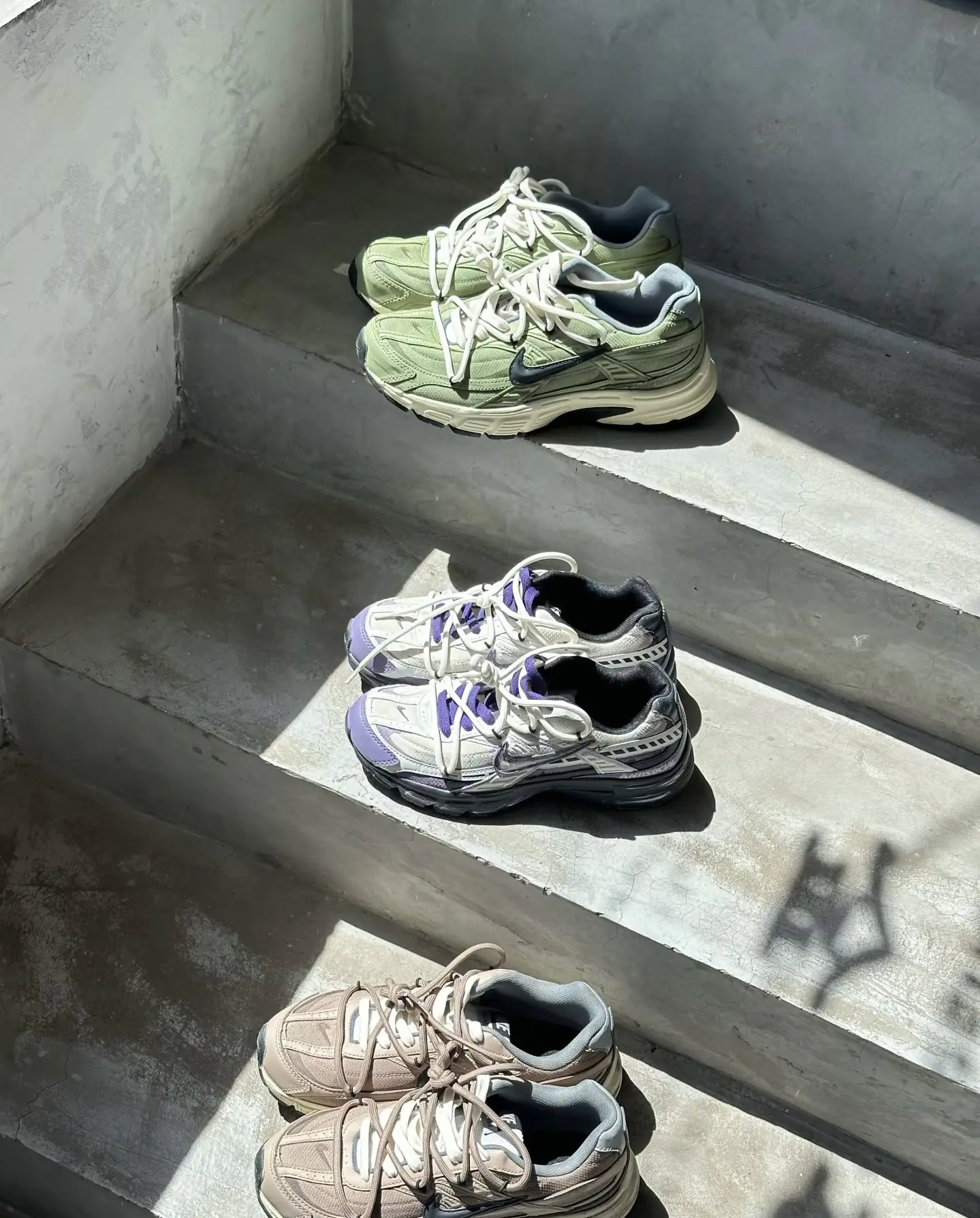 ☀️ 水泥台阶上的复古Y2K!Nike这款跑鞋集齐了所有百搭色👟