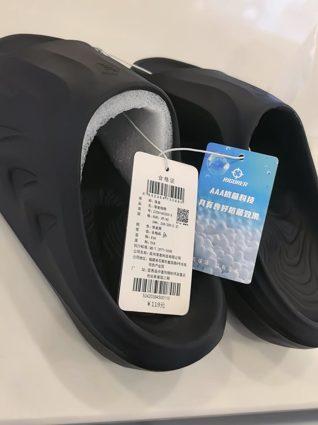 准者小鲨鱼2.0拖鞋脚感很好 上脚柔软舒