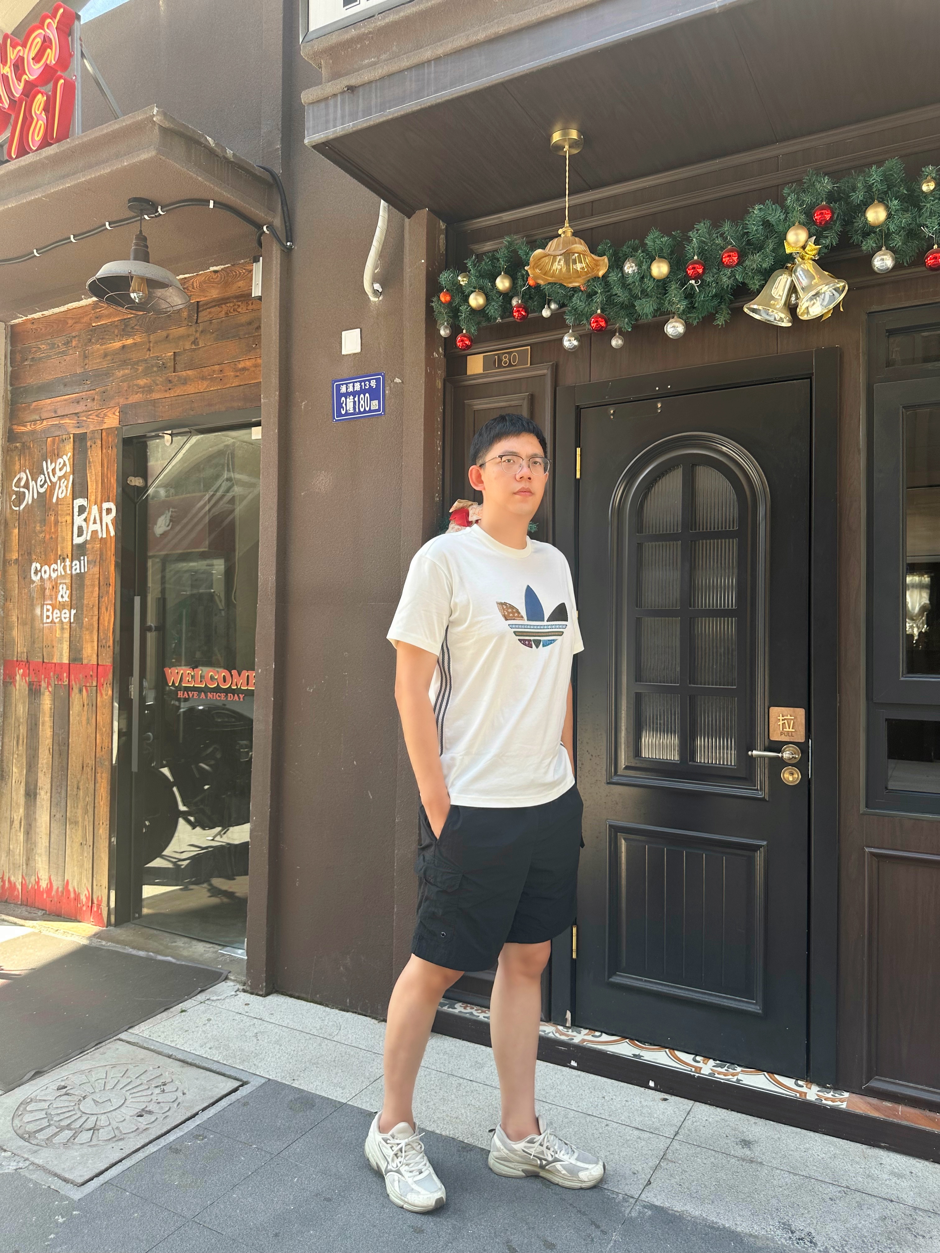 阿迪达斯白 T 黑裤街区打卡