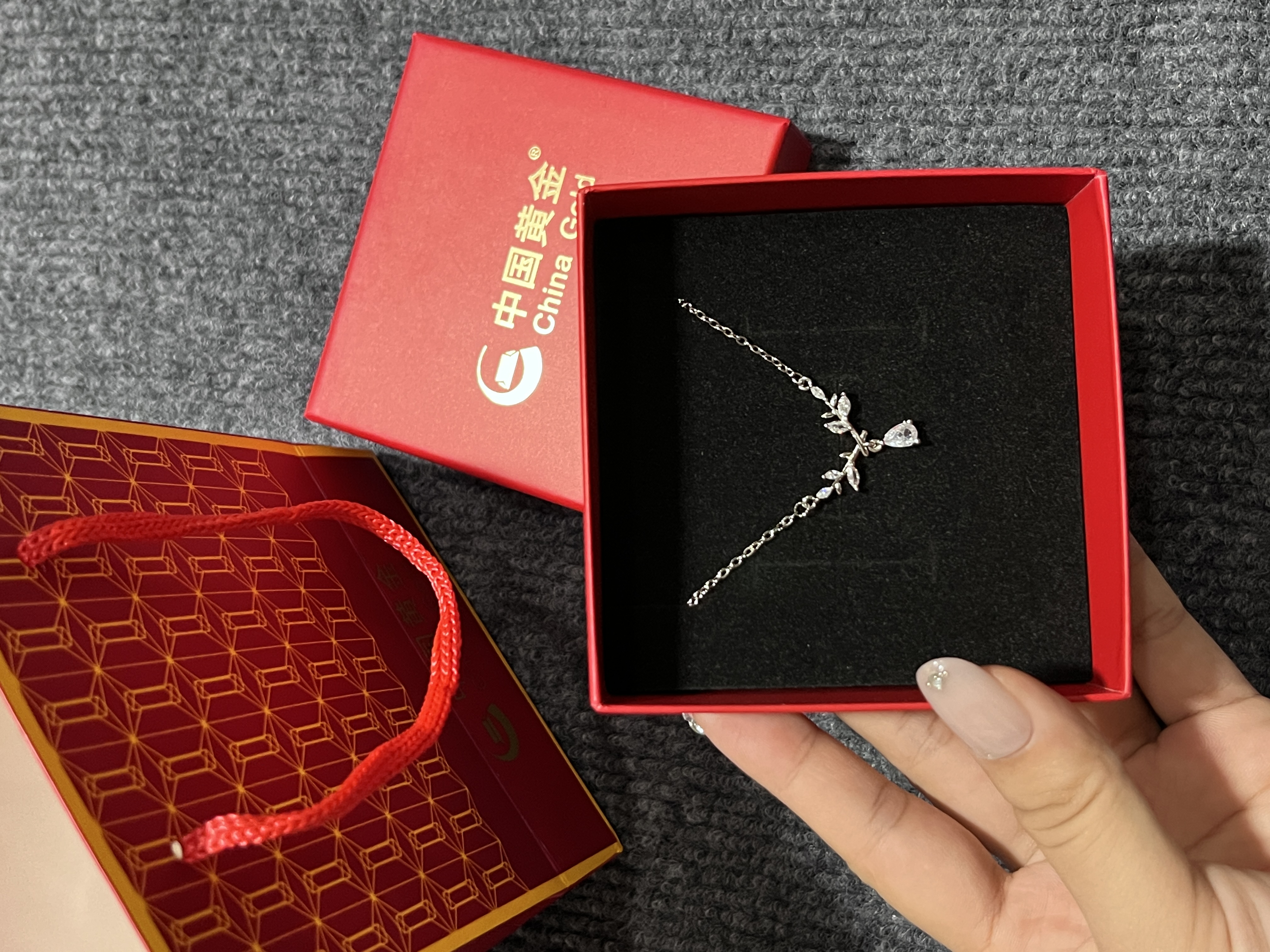 中国黄金月桂女神锁骨链✨玉髓温润，简约轻奢，自带好运寓意