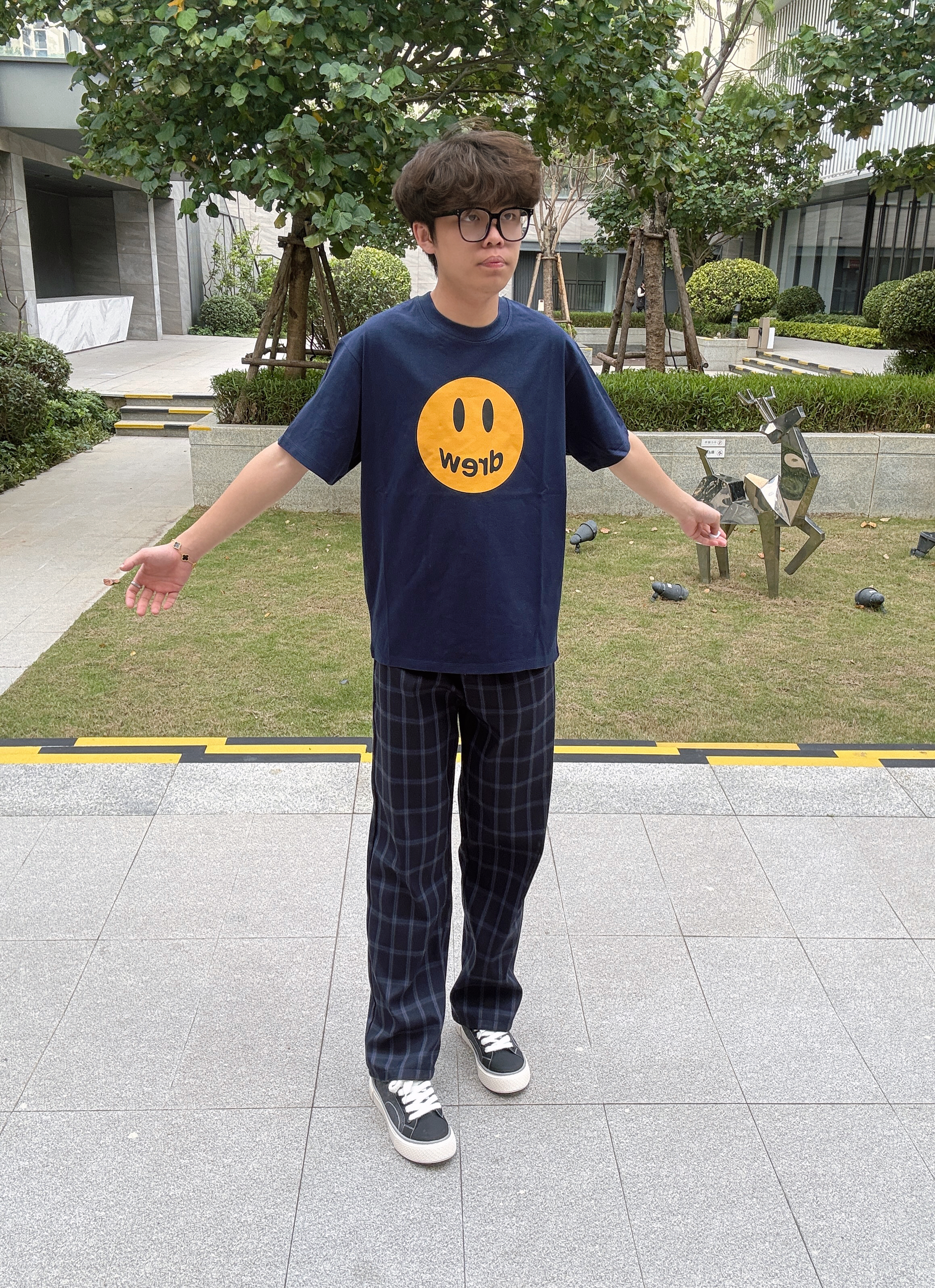 谁懂啊！drew house这件海军蓝笑脸T真的很耐看✨