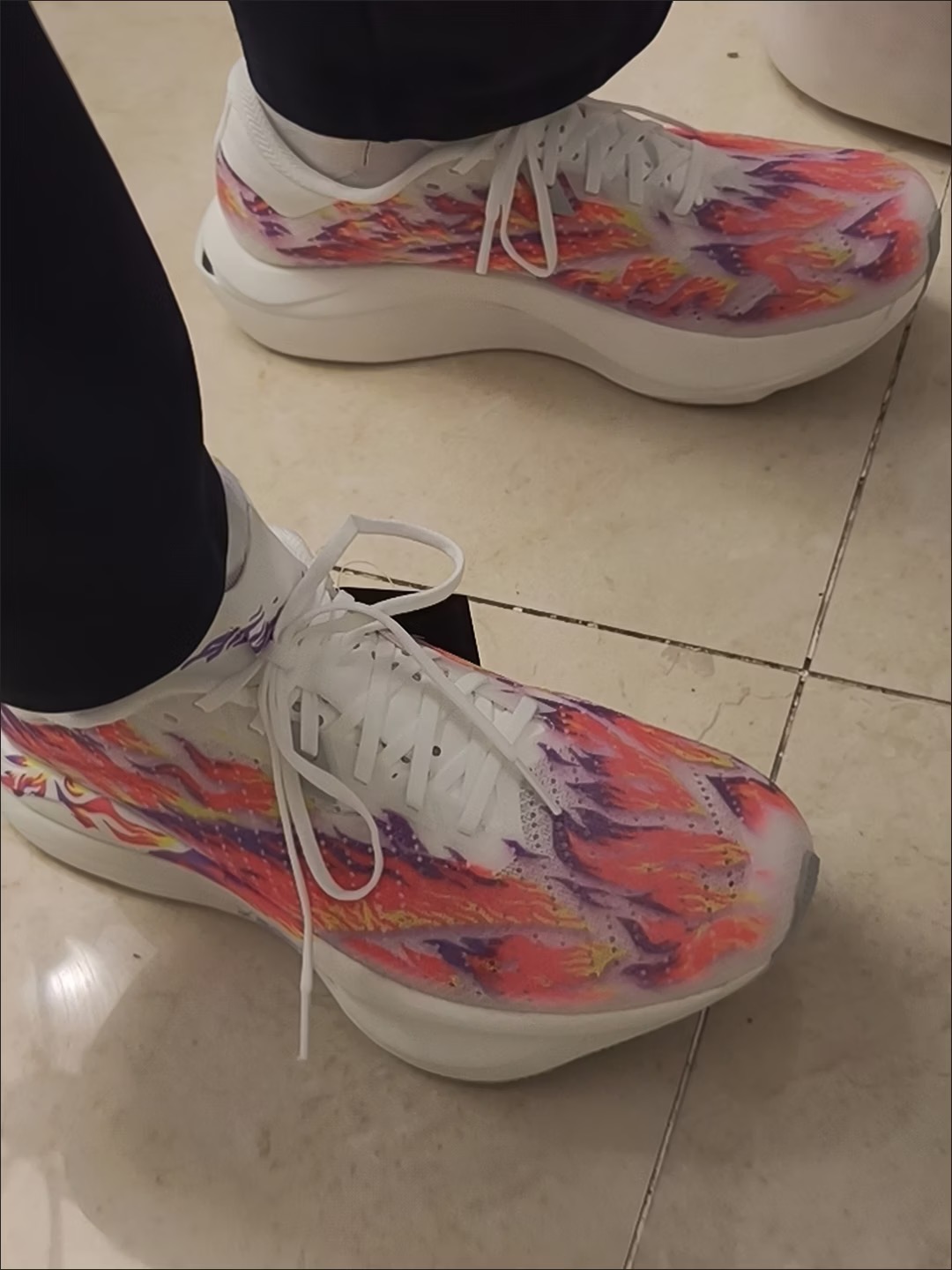 这双安踏C202跑鞋上脚挺轻，缓震感不错
