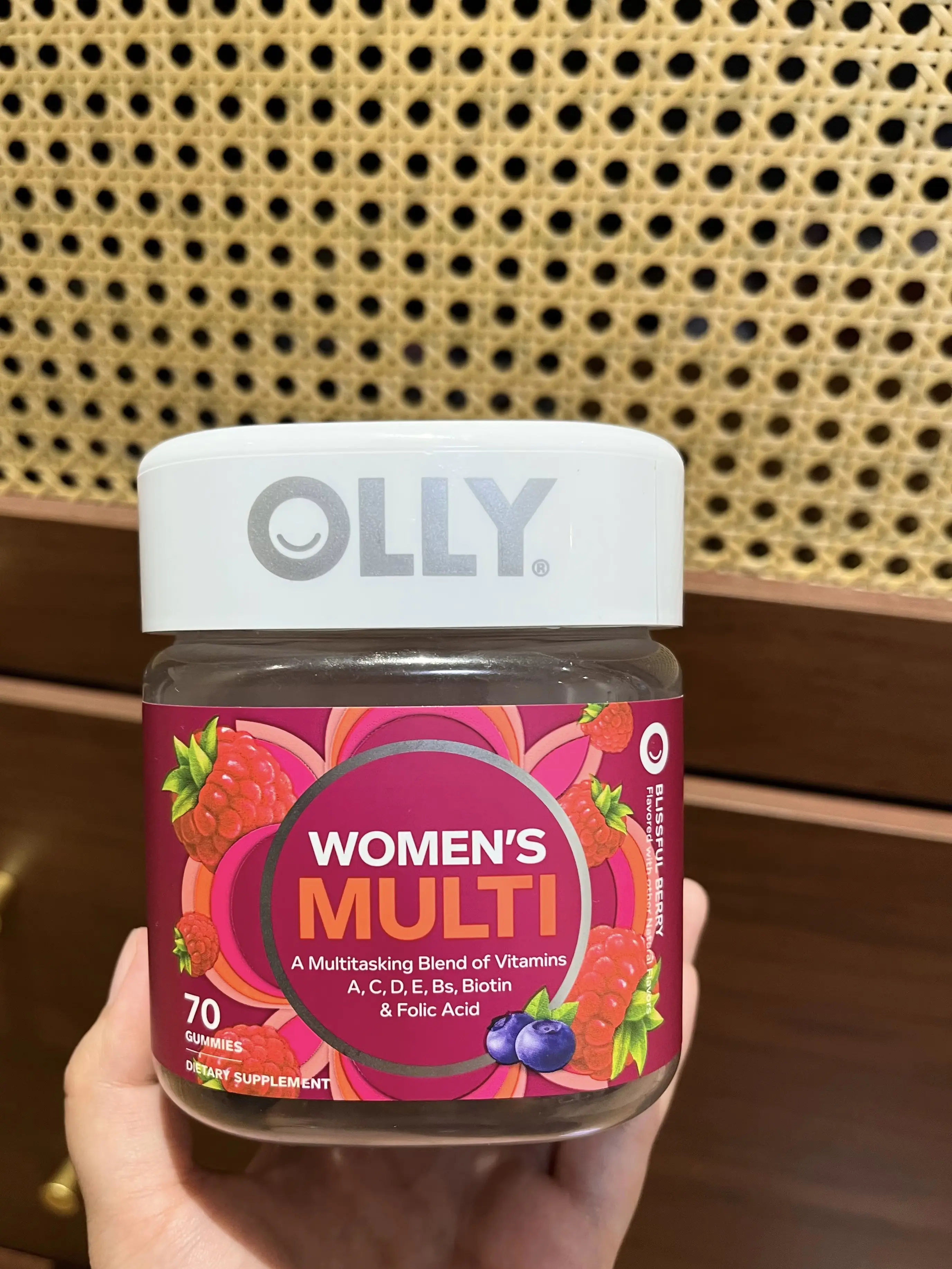 一直回购OLLY