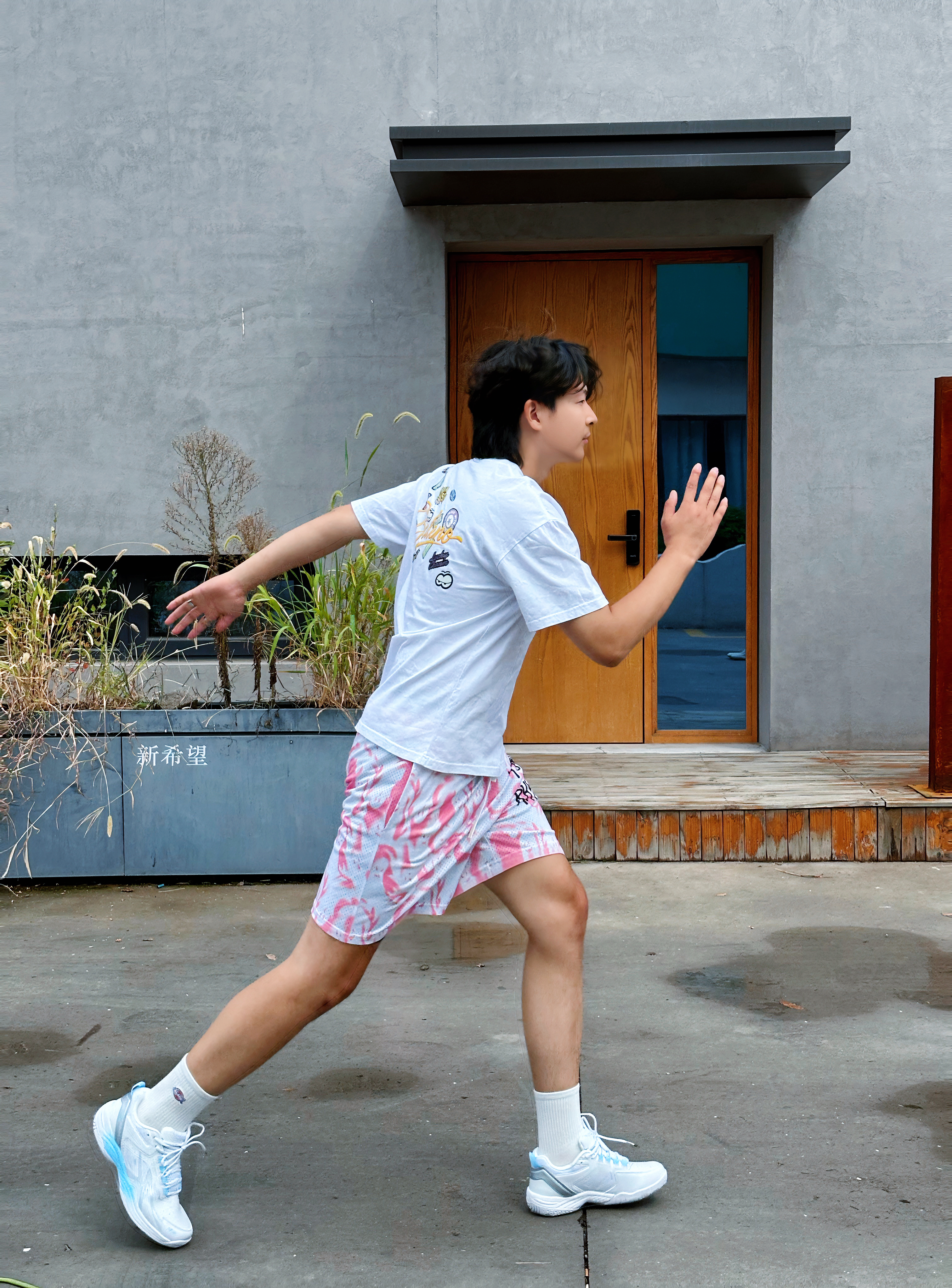 谁说羽毛球鞋只能呆在球馆?这双海军蓝日常穿也超帅🏸