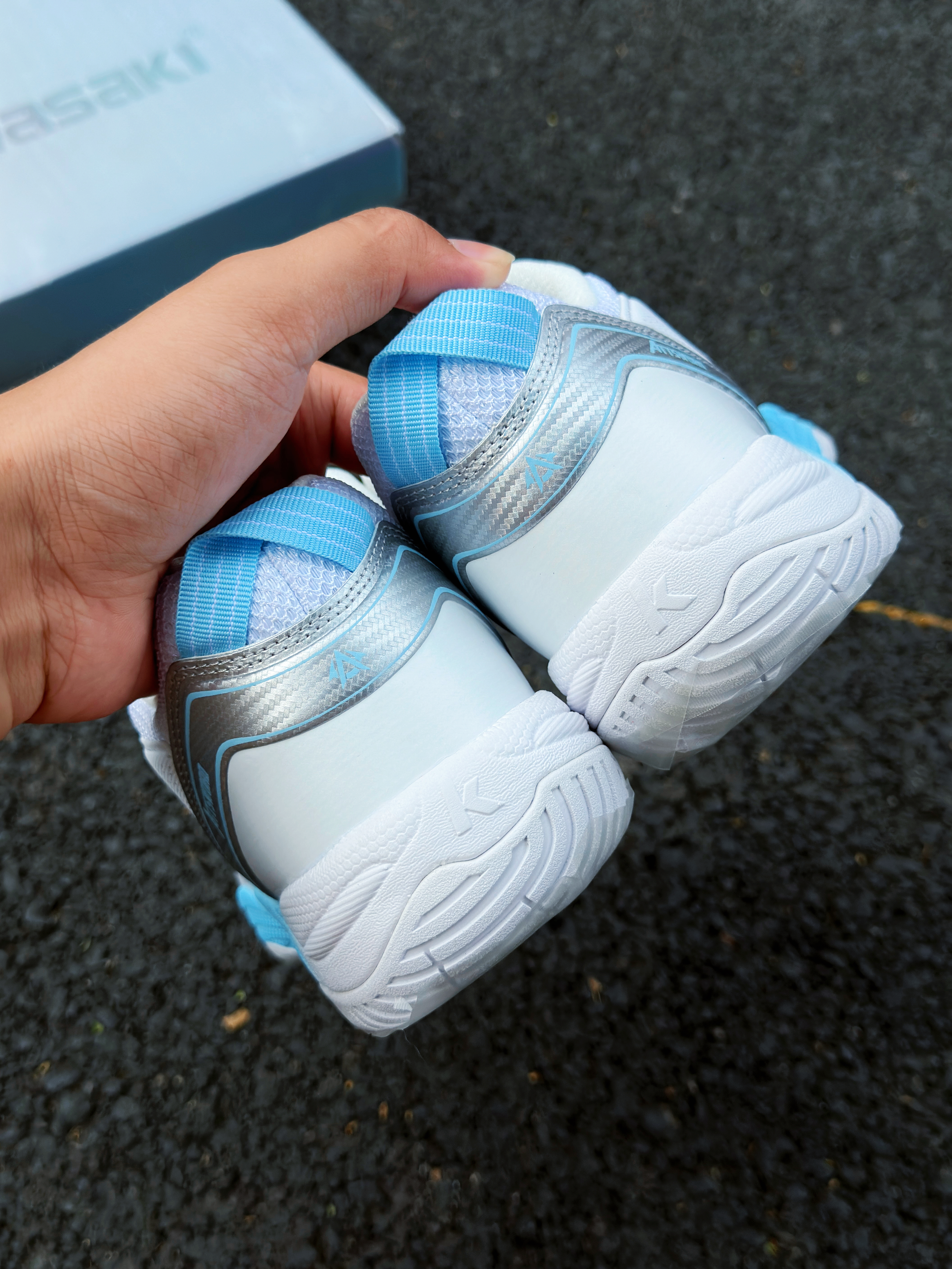 谁说羽毛球鞋只能呆在球馆?这双海军蓝日常穿也超帅🏸