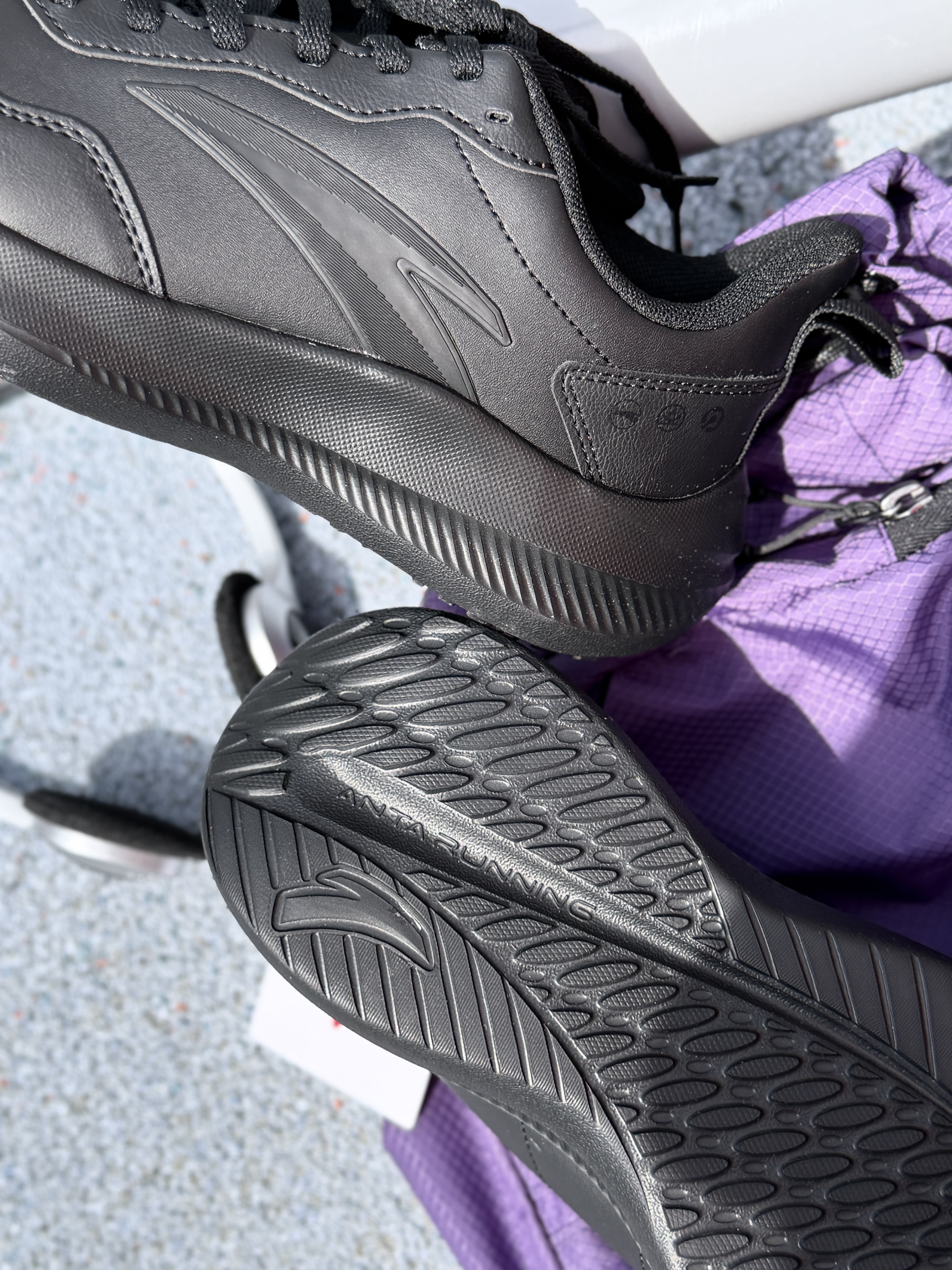 🖤秋冬黑武士|安踏轻量化跑鞋解锁无负担运动