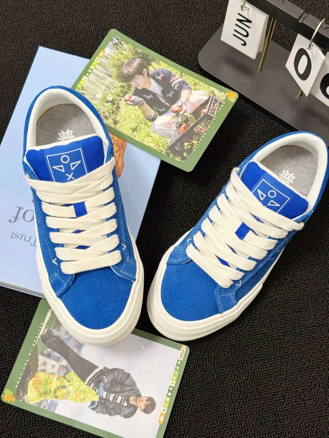 克莱因蓝真的很难不爱💙
复古翻毛皮质感，