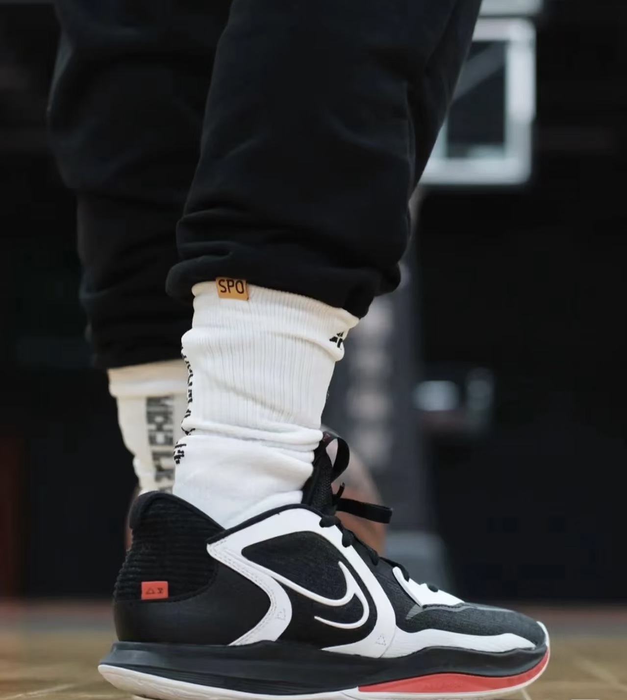 Nike Kyrie Low 5（欧文5低帮）“Dominoes”黑白红配色