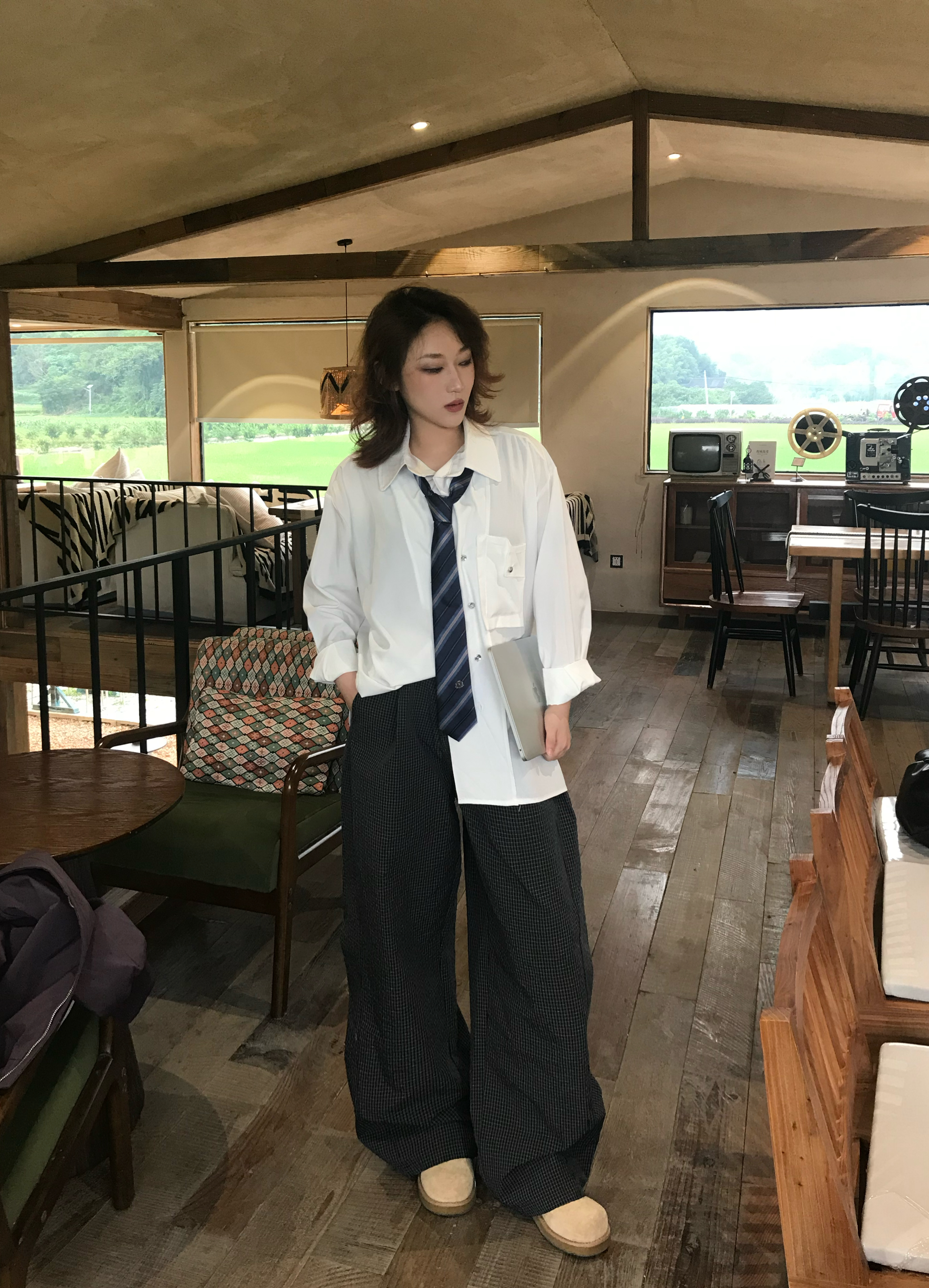 白衬衫+条纹领带｜松弛感韩系学院风