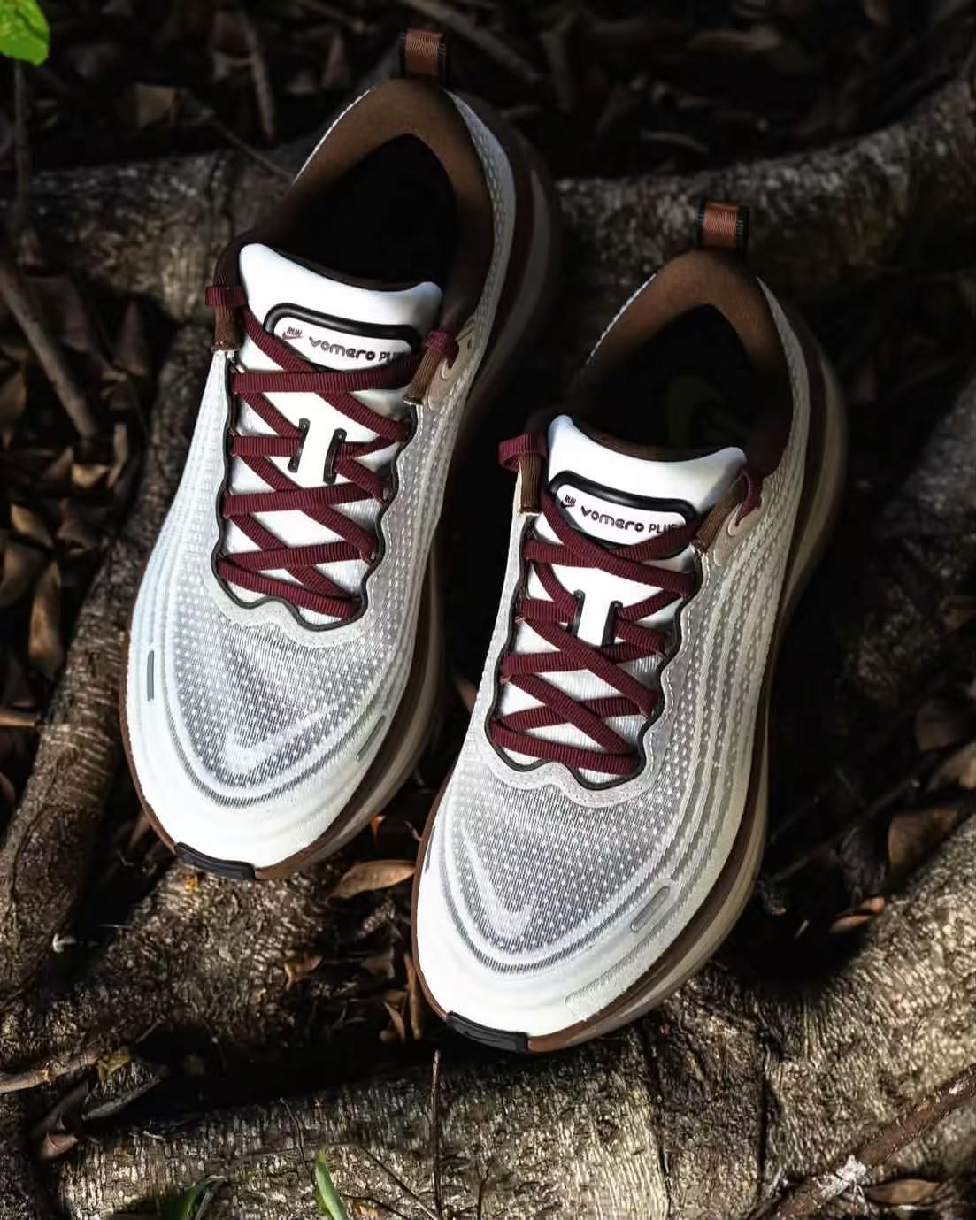 复古大地色🤎Nike Vomero Plus米白棕跑鞋