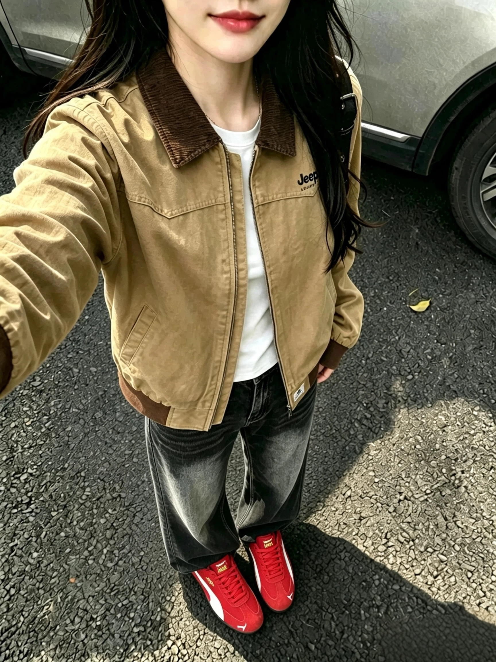 卡其撞红，是秋日随性的穿搭信号～