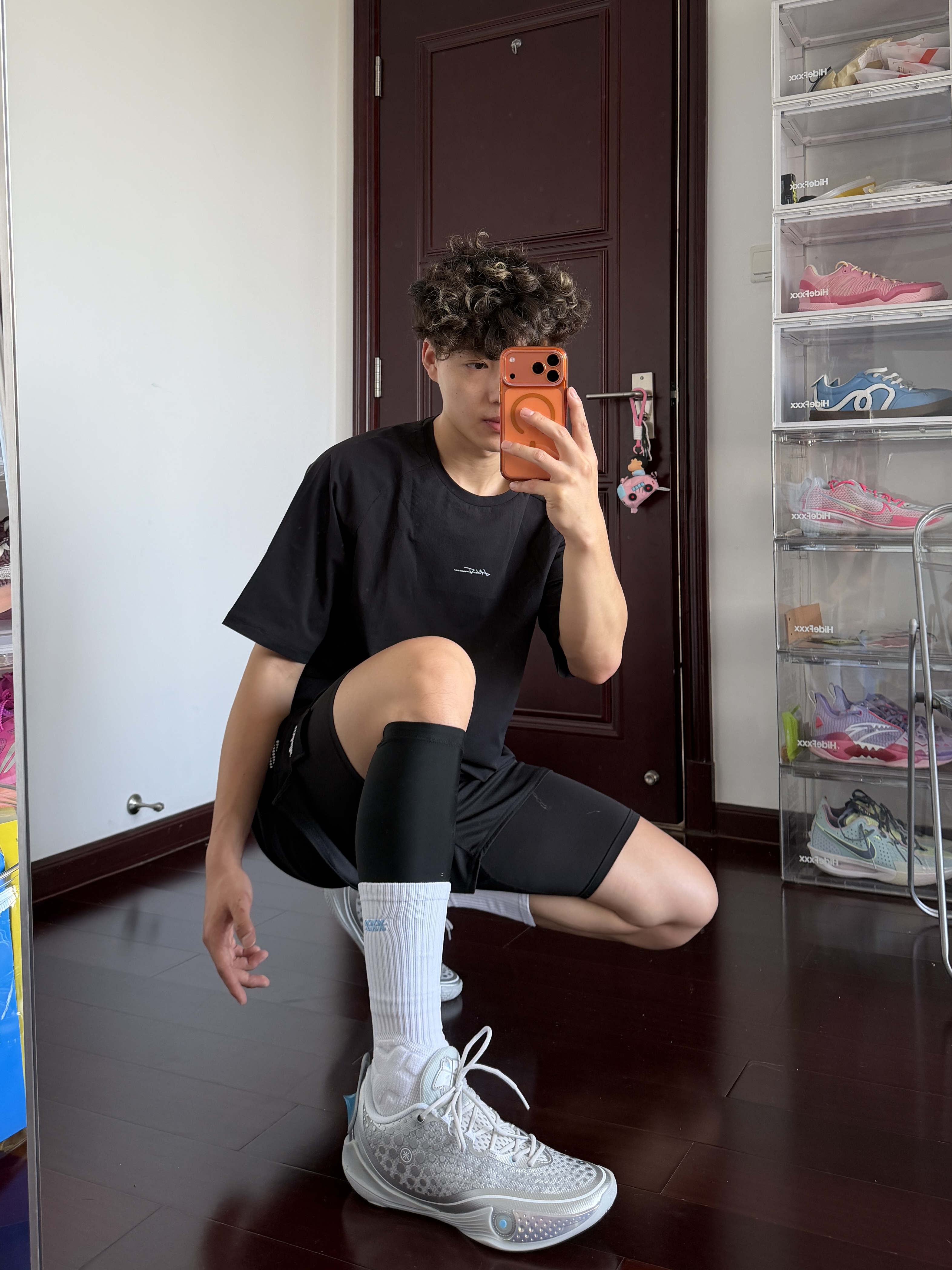黑银系列男生这样穿好像还蛮帅的哦