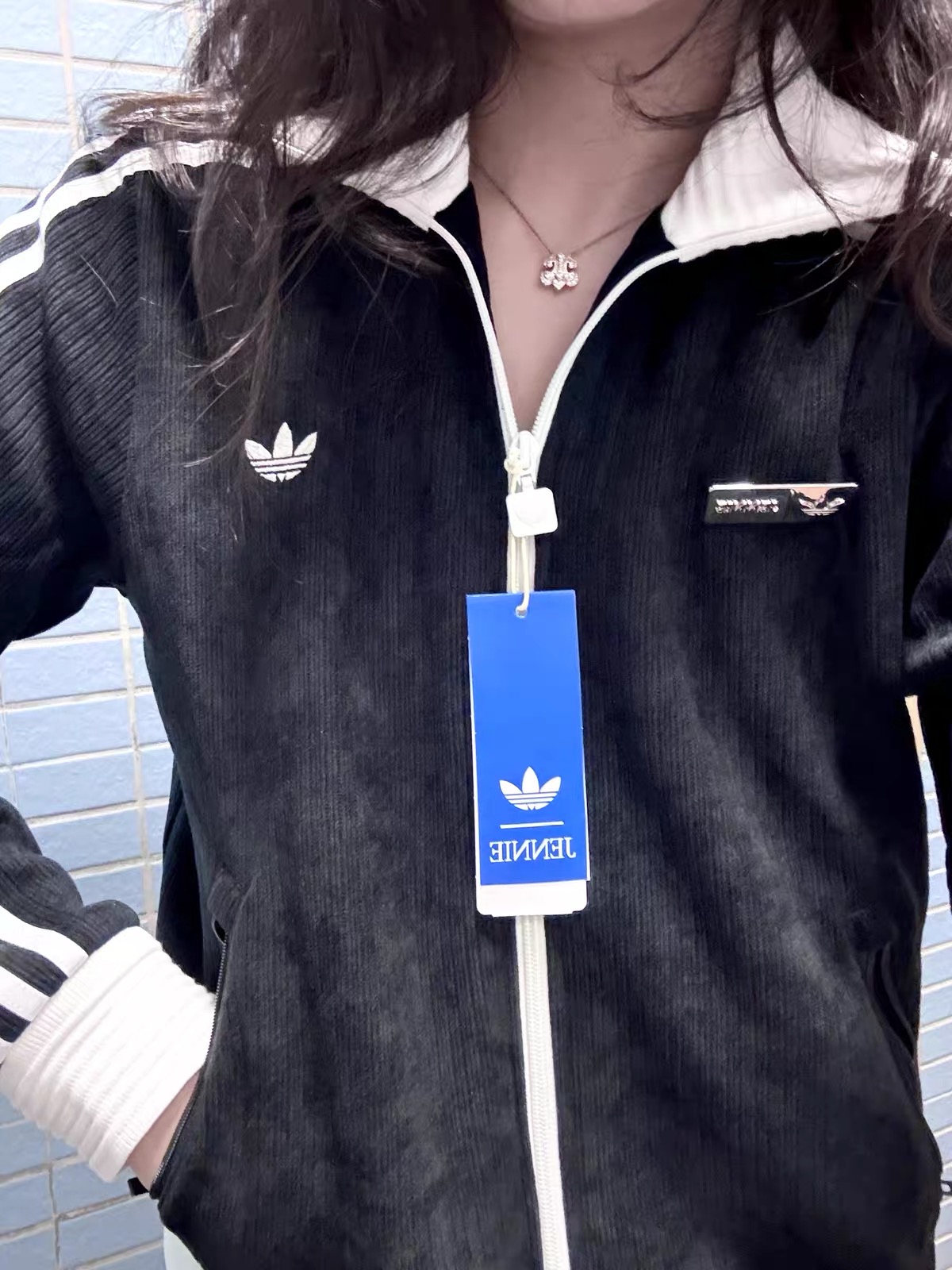 Adidas三叶草×JENNIE联名 黑白撞色灯芯绒立领拉链运动外套男女