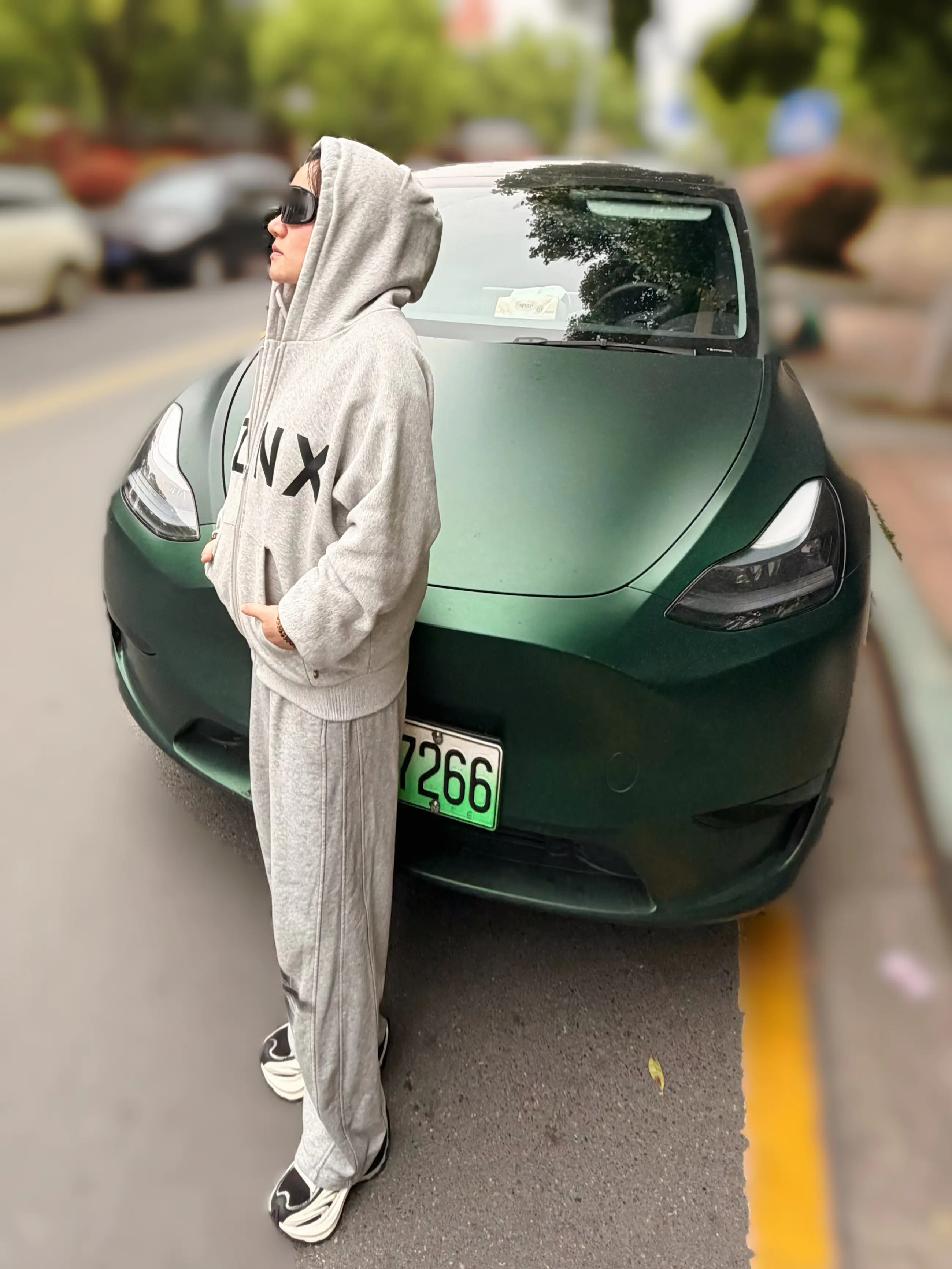 这套灰色运动套装简直是“懒人时髦”的天花板