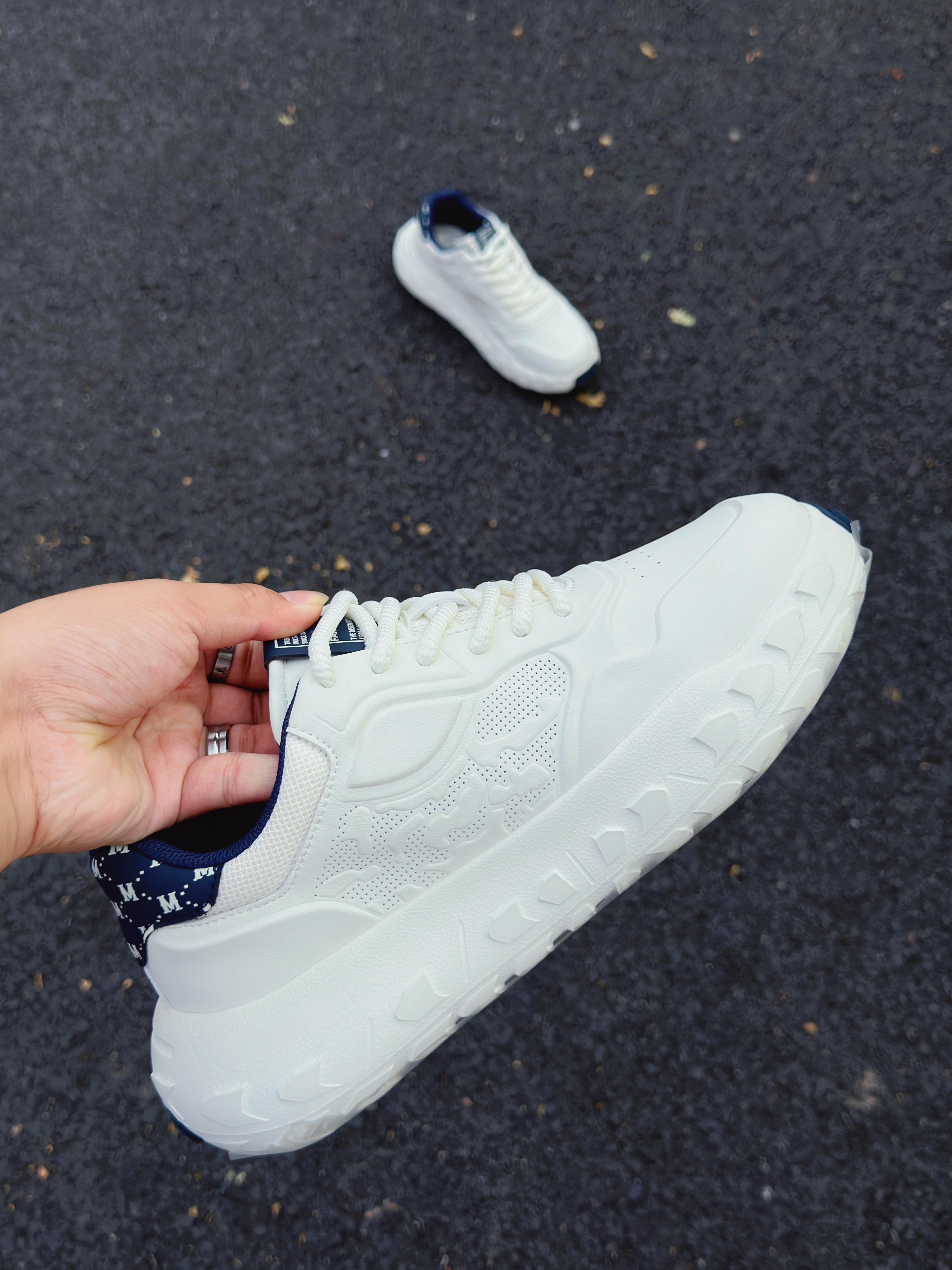 国庆出游穿这双小白鞋，显高又百搭👟