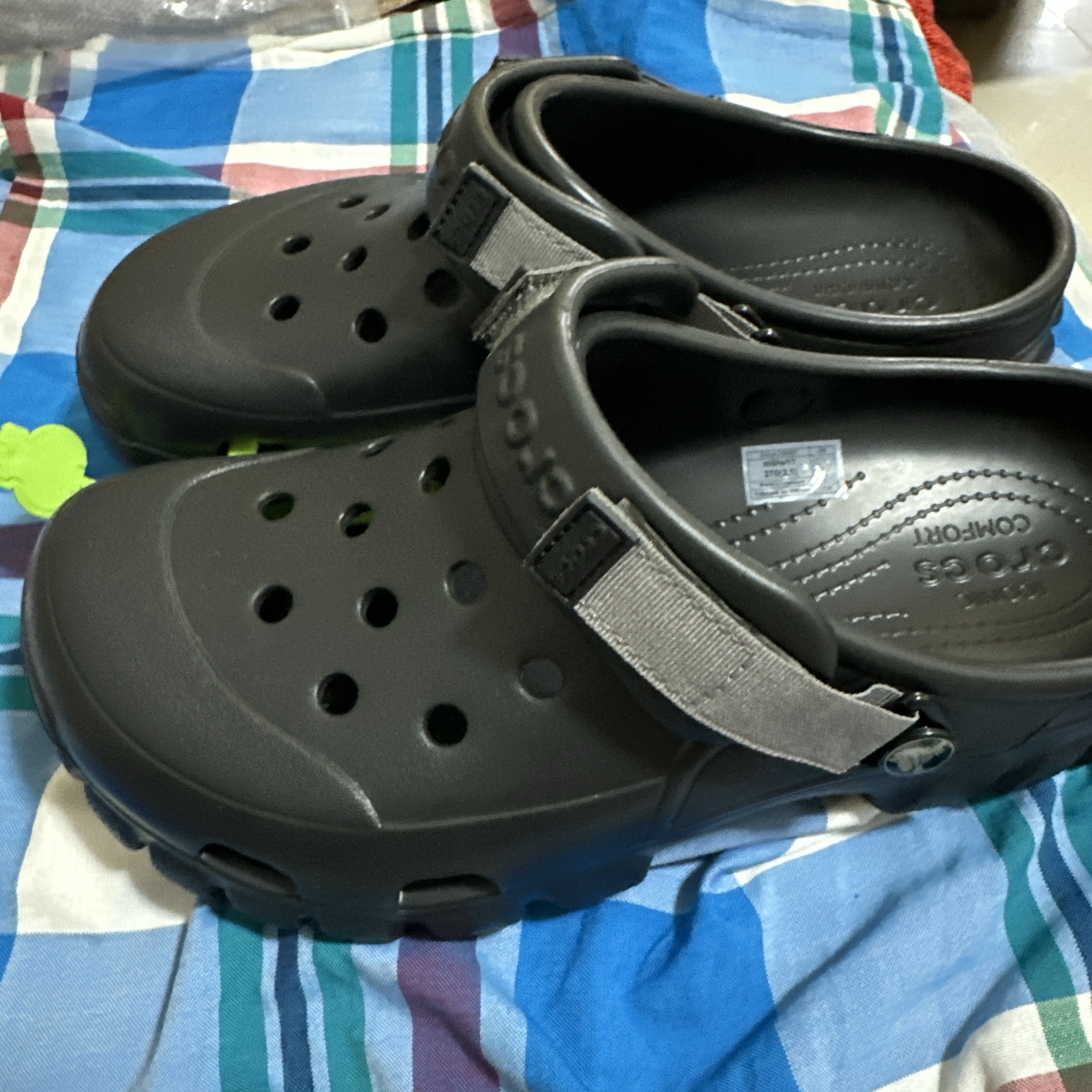 卡洛驰洞洞鞋