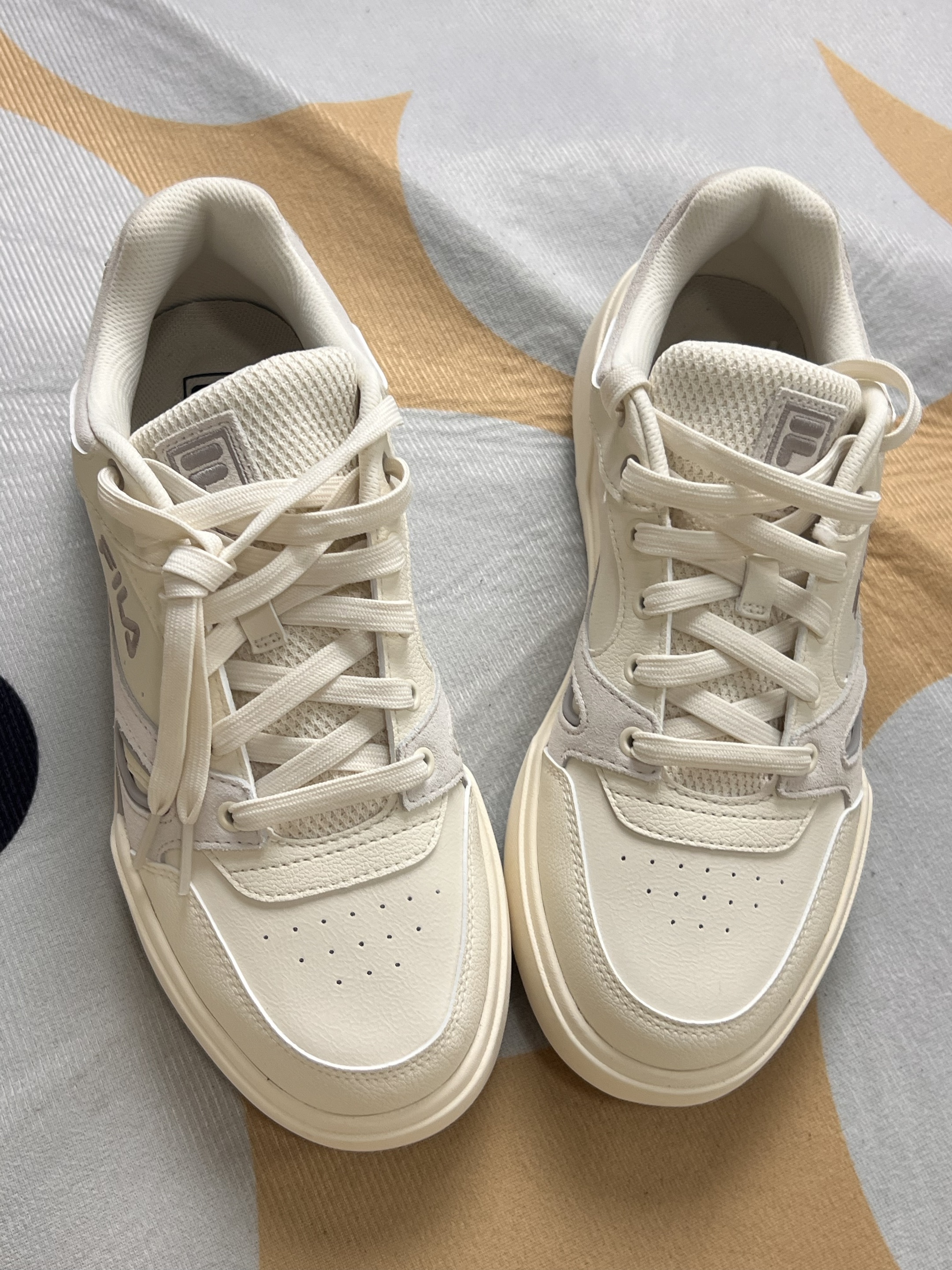 「奶白板鞋👟+浅色系穿搭🧥」CP，我穿一整个秋冬都耐看！