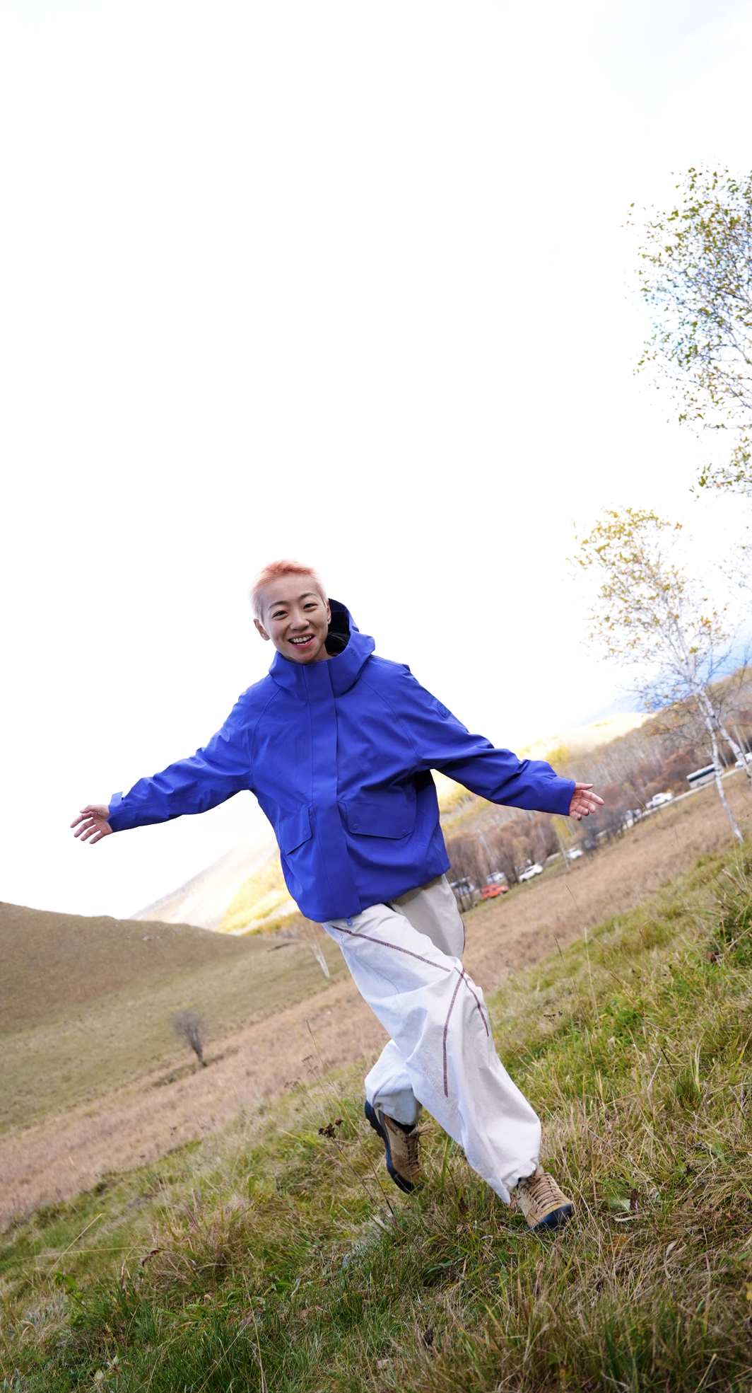 🏕️内蒙古徒步户外穿搭🔵这件亮色冲锋衣好吸睛!