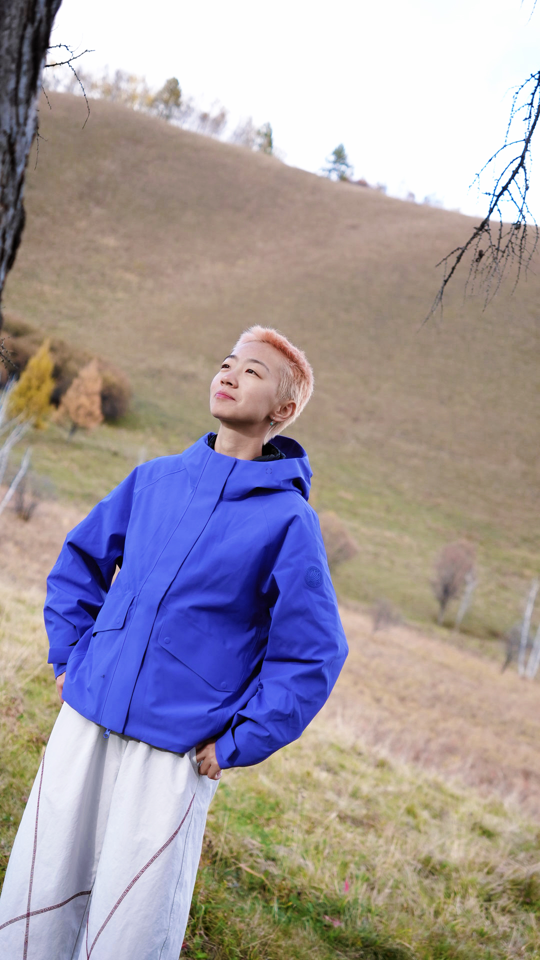 🏕️内蒙古徒步户外穿搭🔵这件亮色冲锋衣好吸睛!