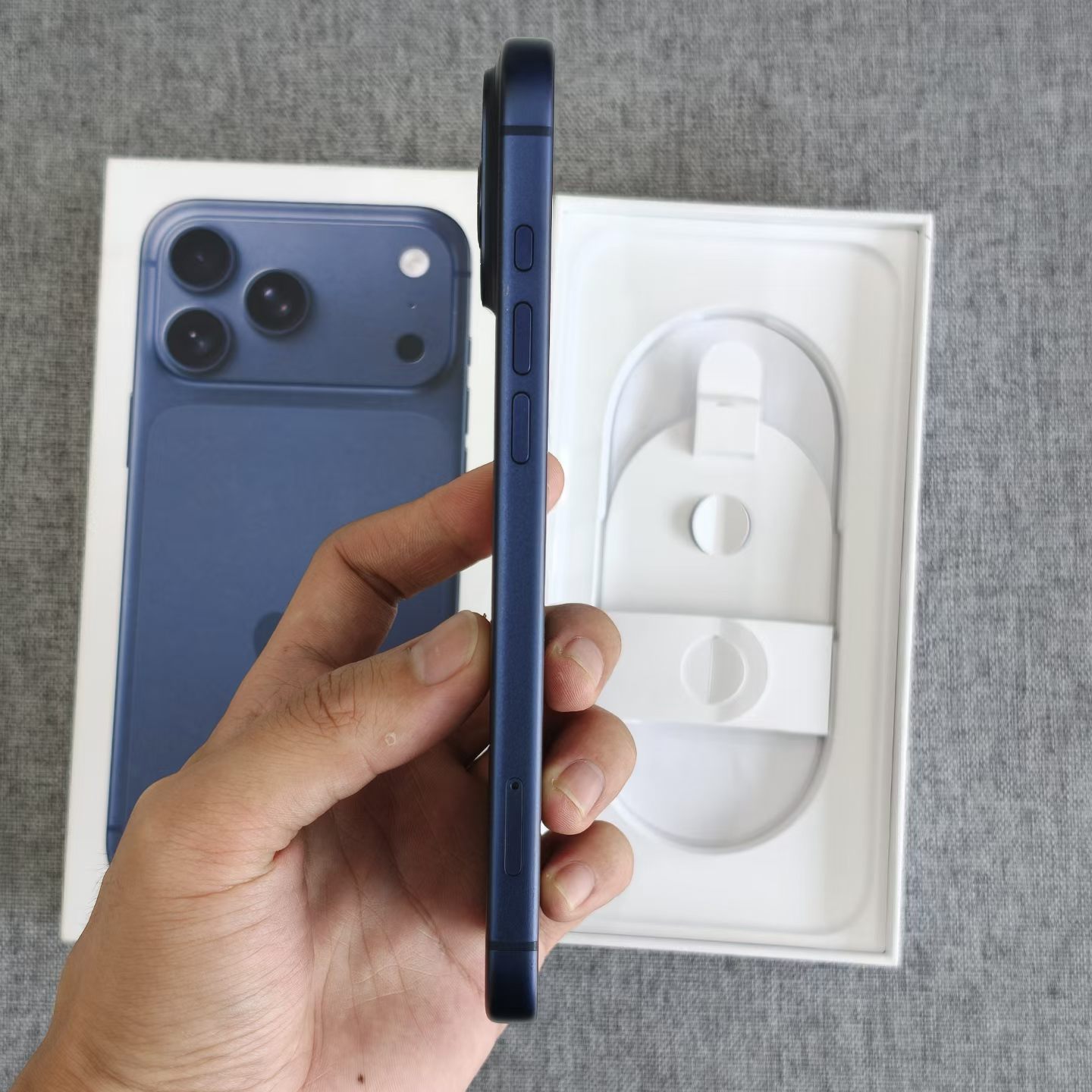 深蓝色的iphone