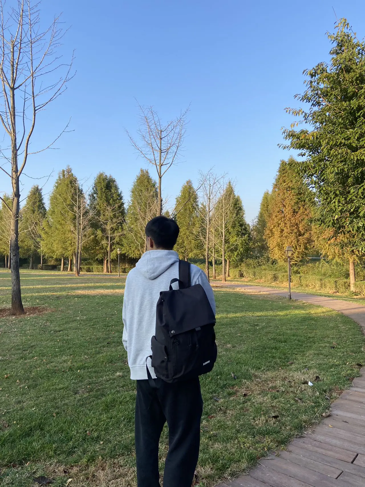 早秋极简松弛感|大容量黑武士通勤双肩包 🤩