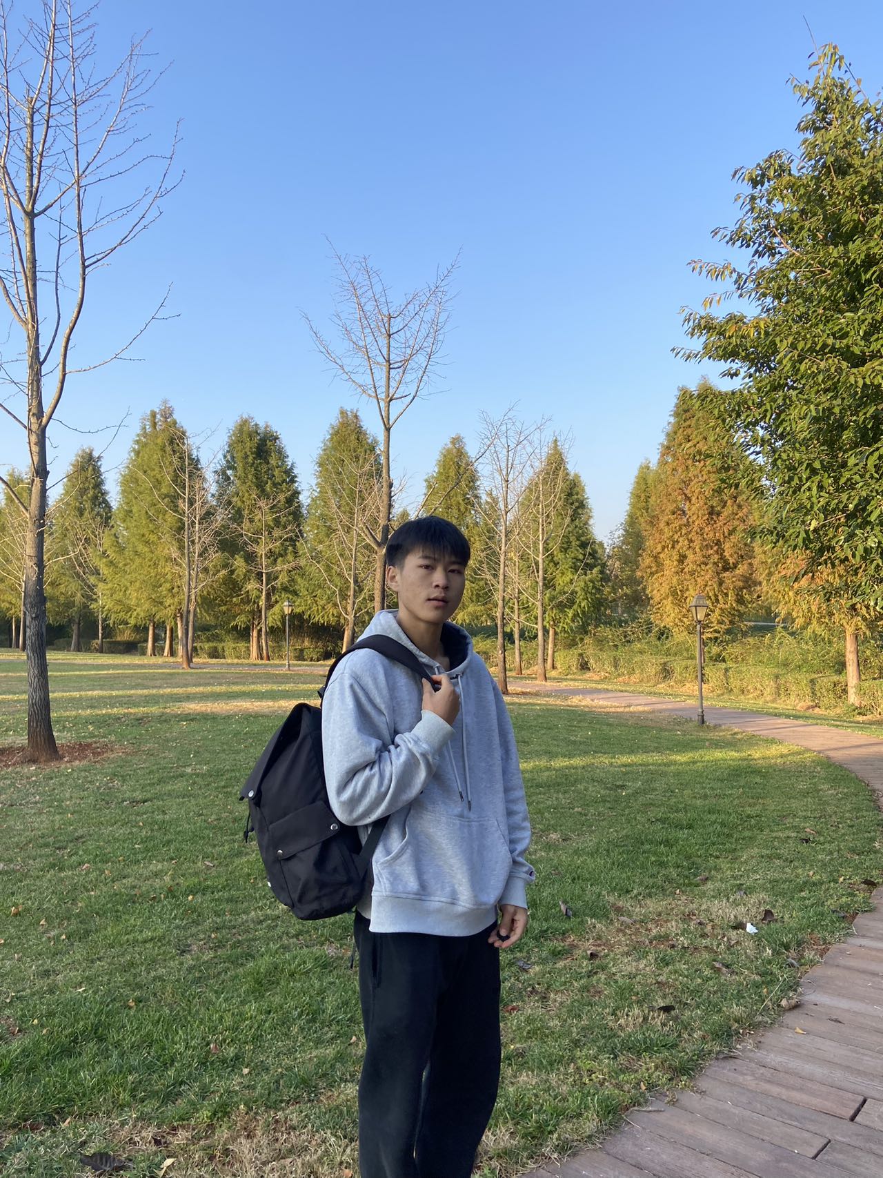 早秋极简松弛感|大容量黑武士通勤双肩包 🤩