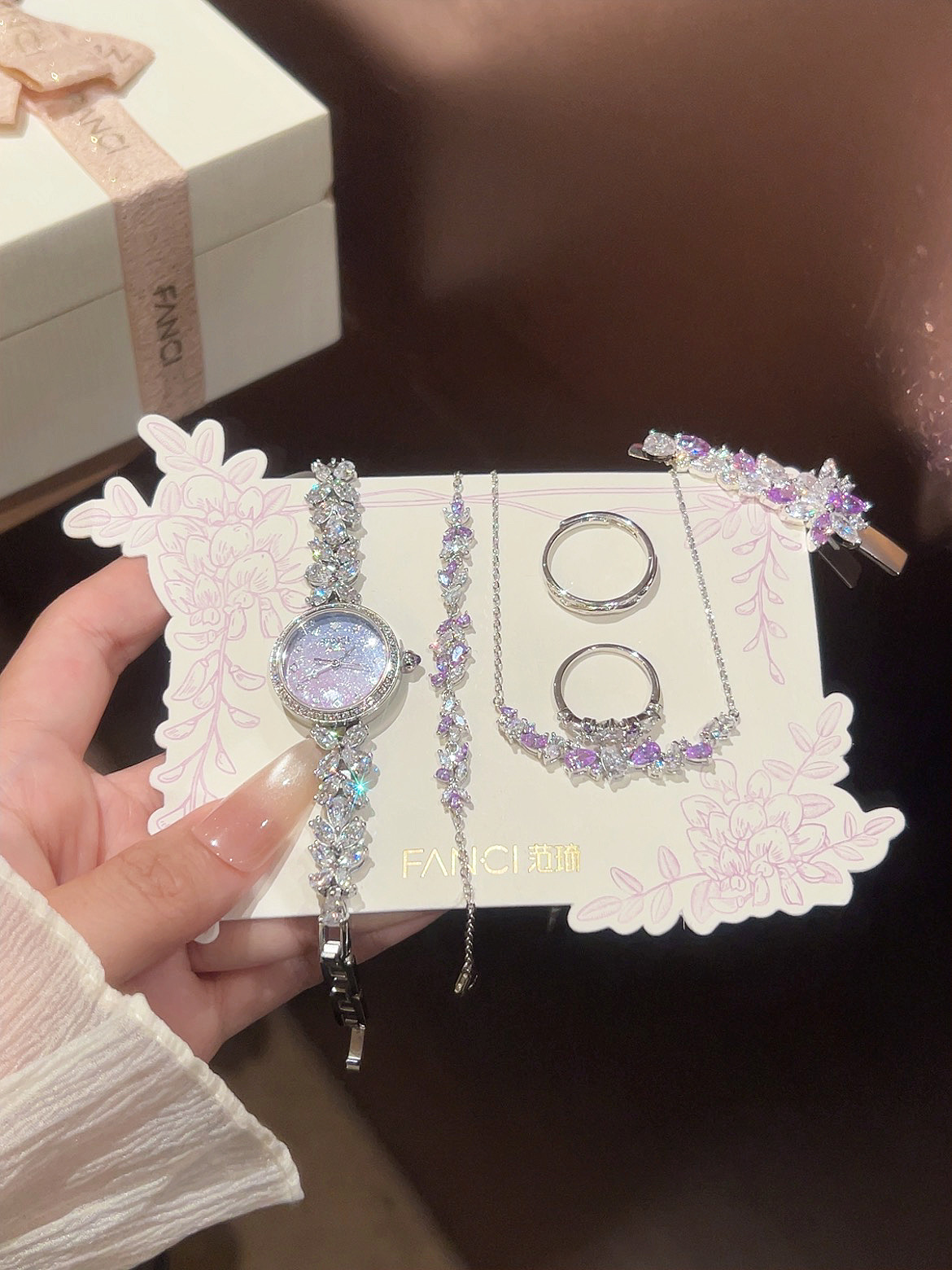 紫色果然有韵味~💜范琦紫藤花叠戴尊滴吼显贵气…