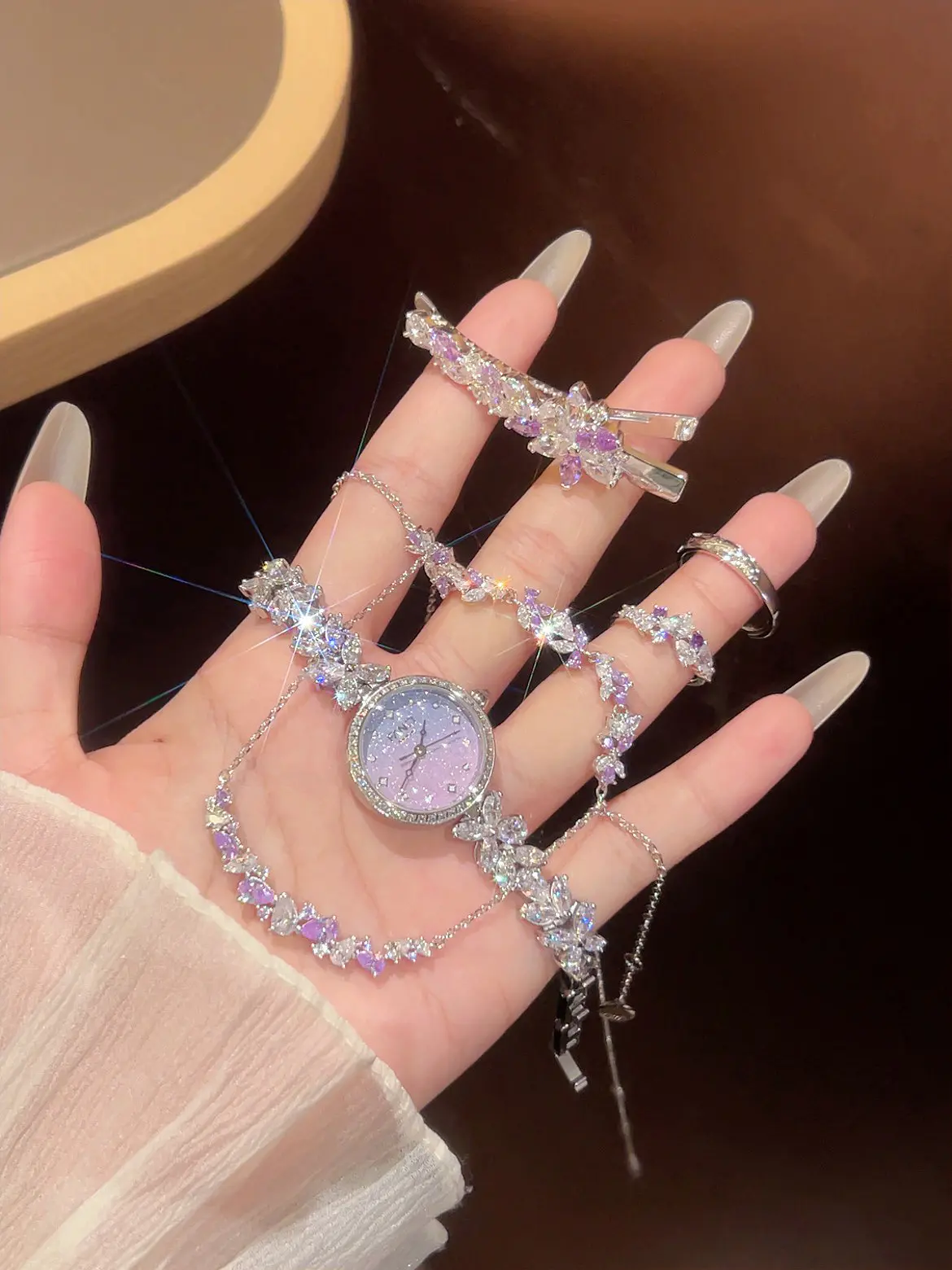 紫色果然有韵味~💜范琦紫藤花叠戴尊滴吼显贵气…
