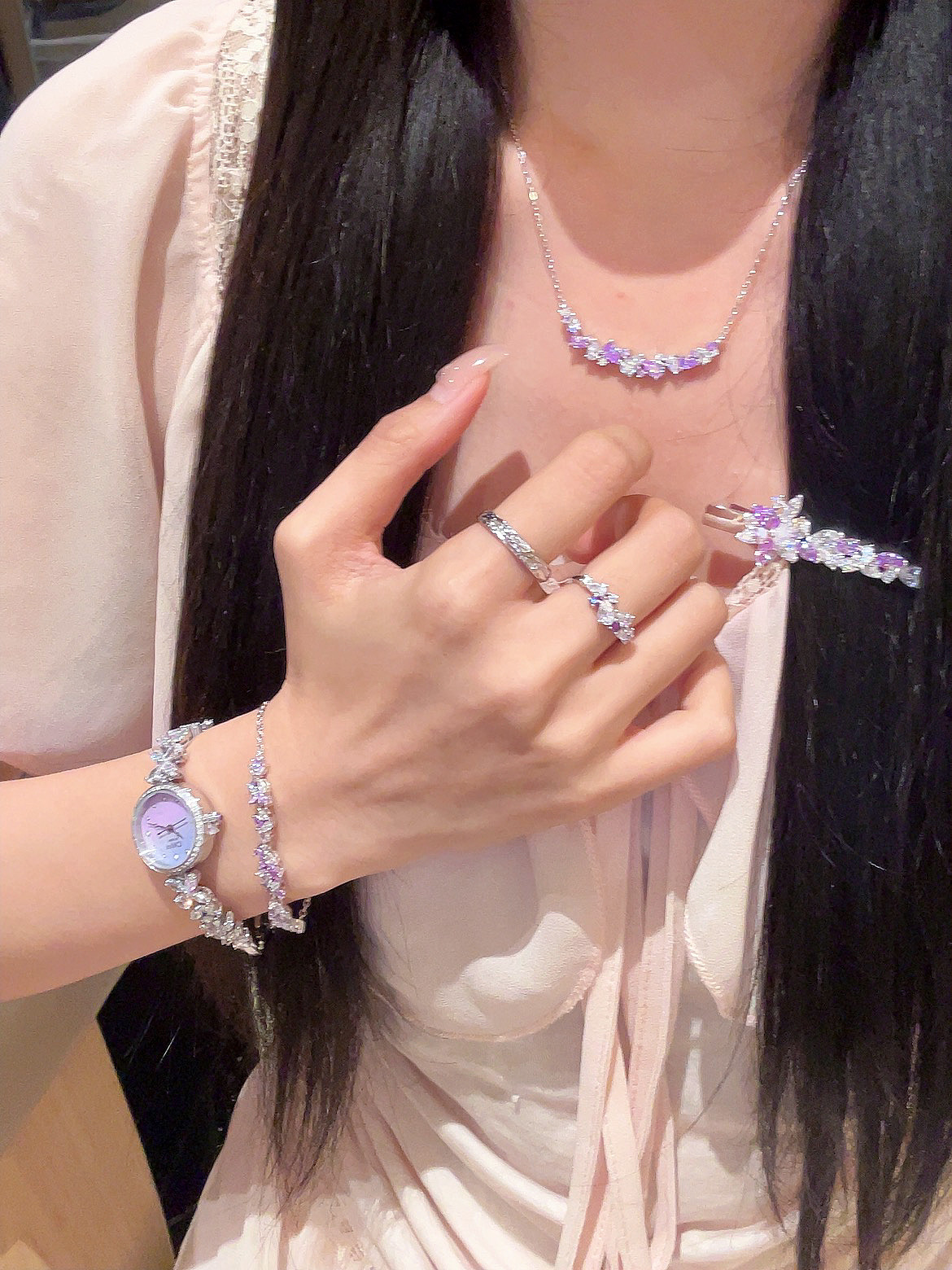 紫色果然有韵味~💜范琦紫藤花叠戴尊滴吼显贵气…