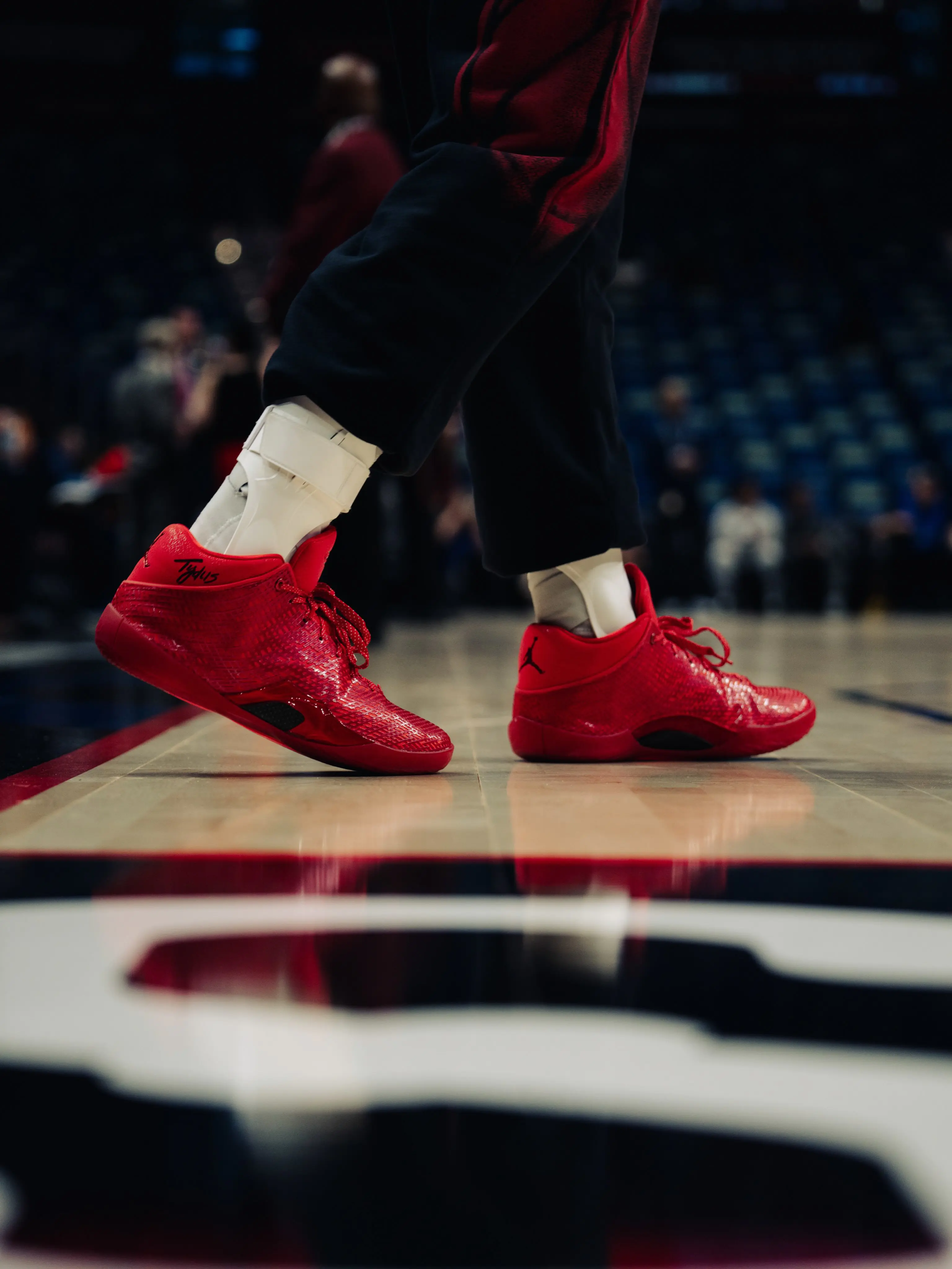 奇才球星特雷·杨季前赛上脚Air Jordan 41大学红