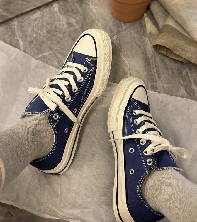 藏青帆布鞋搭灰袜··太有感觉啦!👟