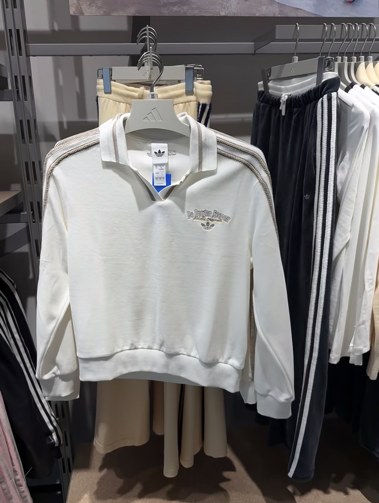 奶白polo卫衣+丝绒裤,松弛感直接拉满