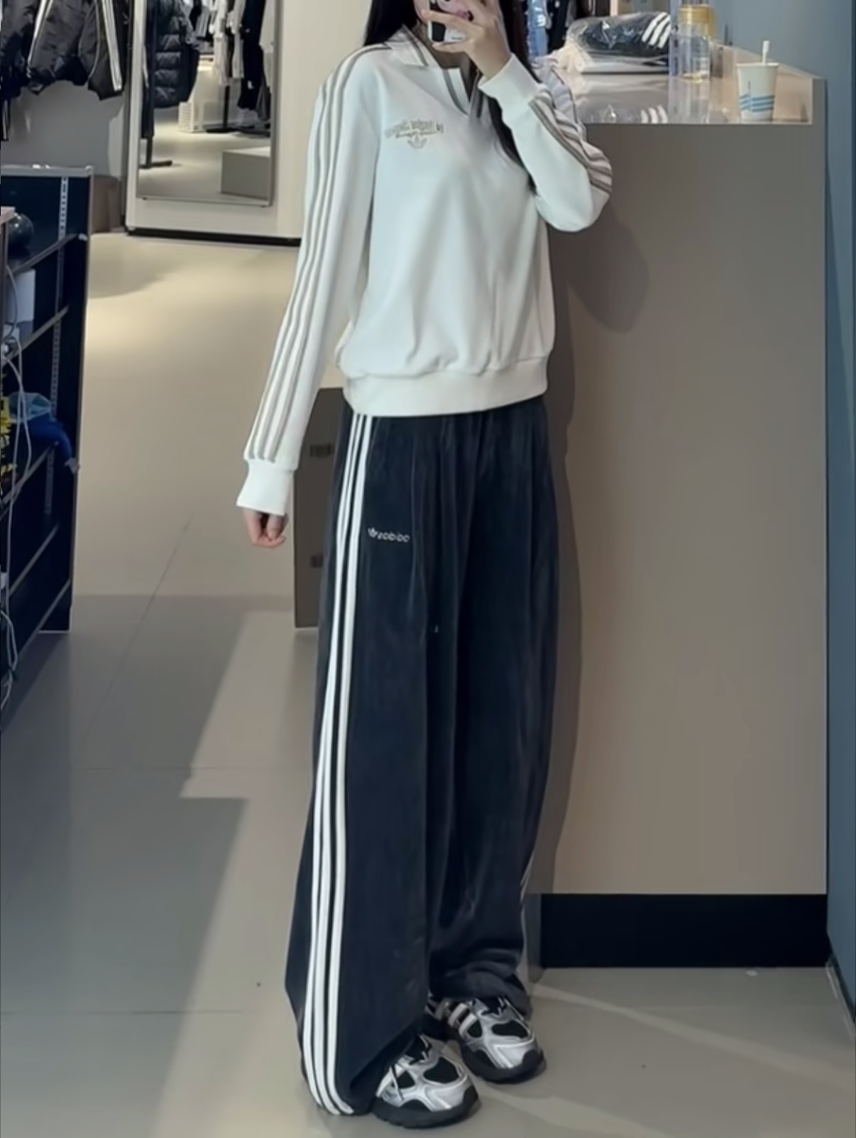 奶白polo卫衣+丝绒裤,松弛感直接拉满