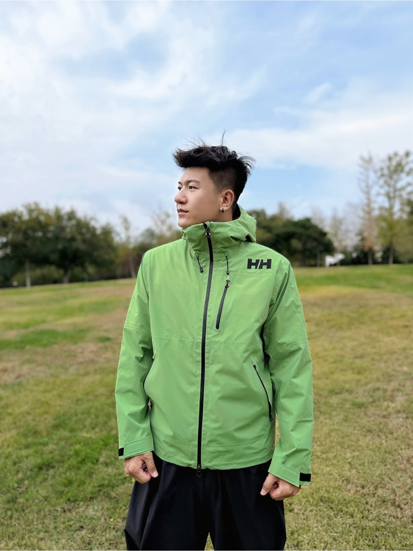秋冬户外高颜值穿搭 | 这抹绿壳冲锋衣💚,利落有型😎