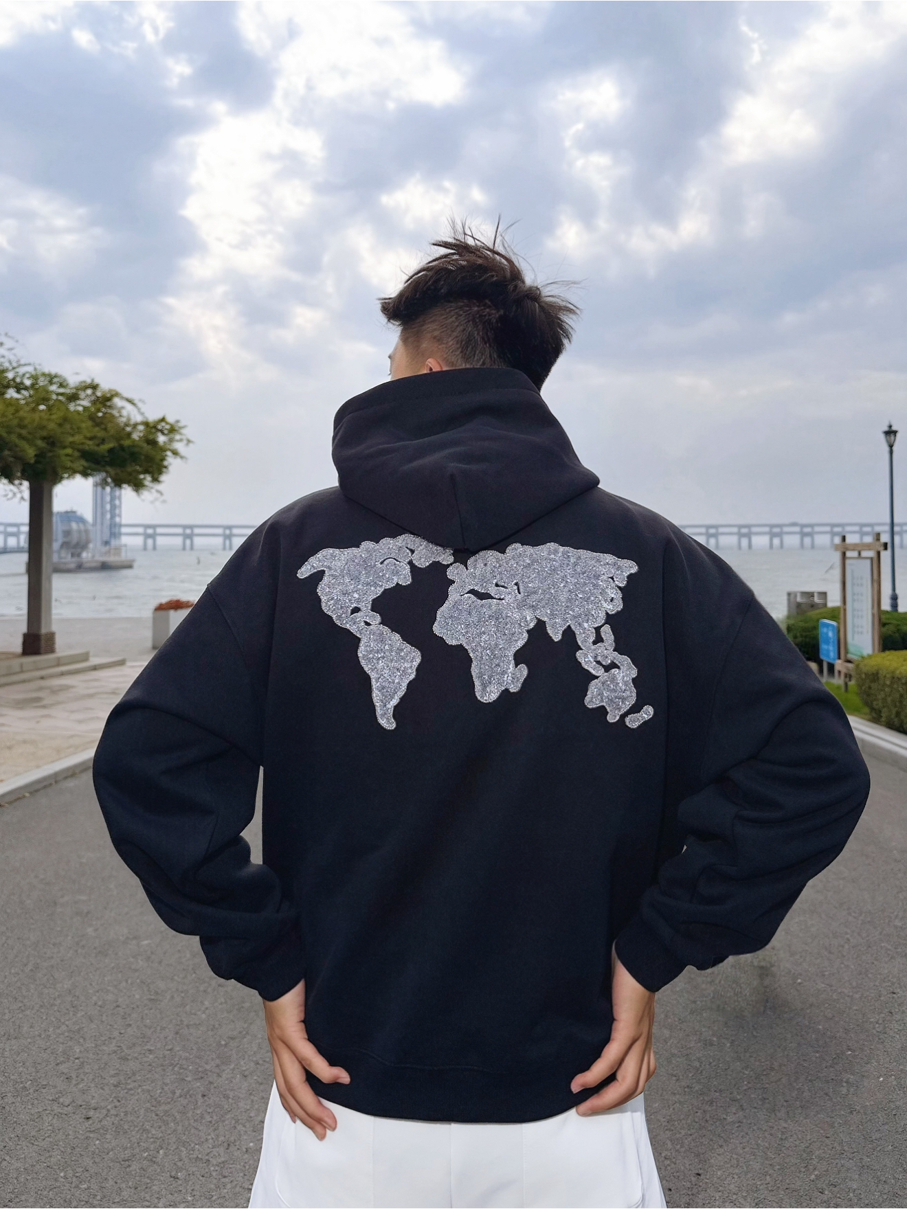 男生秋冬氛围感怎么穿?痞帅松弛这一块还得是连帽卫衣🖤