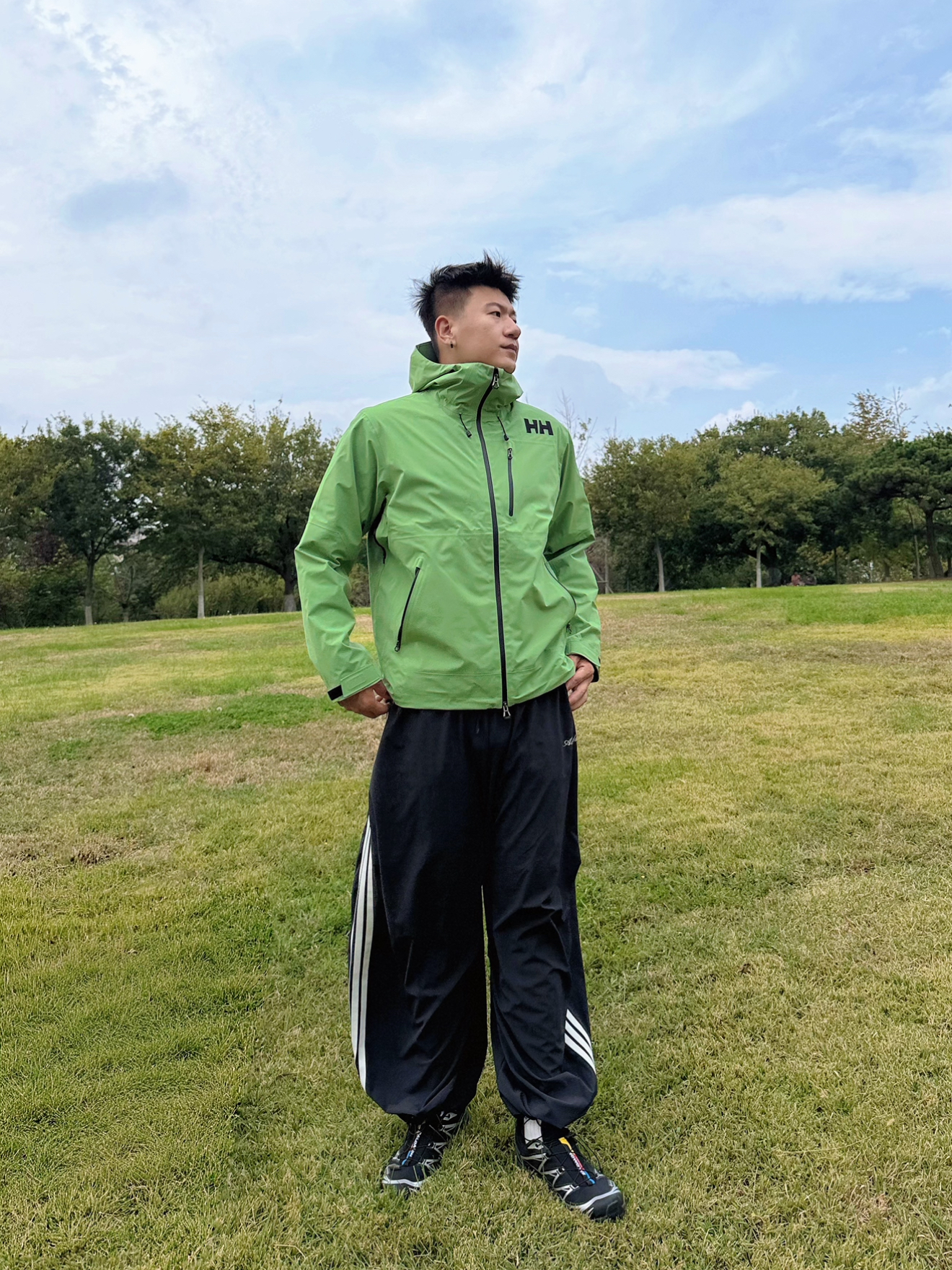 秋冬户外高颜值穿搭 | 这抹绿壳冲锋衣💚,利落有型😎