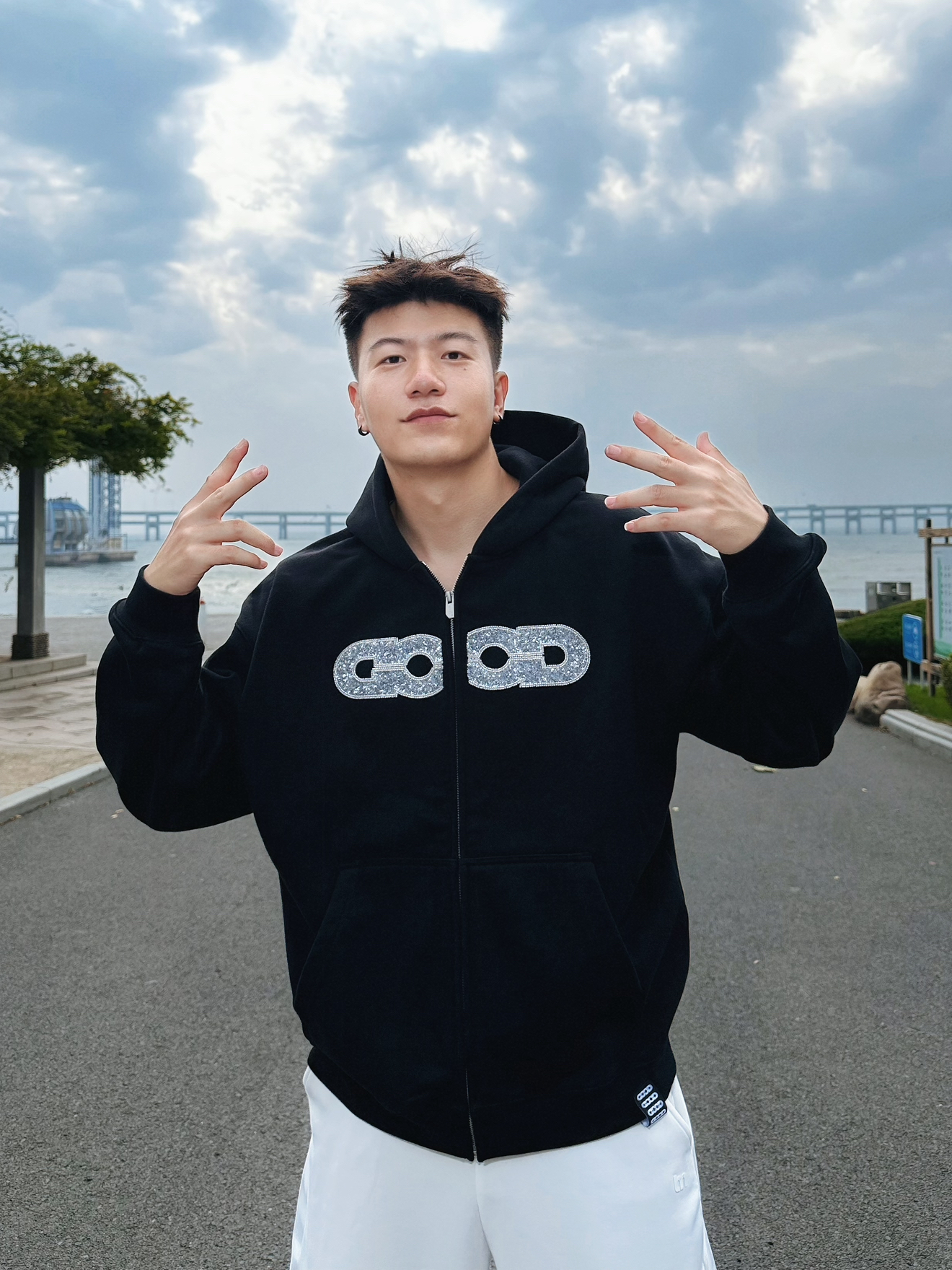 男生秋冬氛围感怎么穿?痞帅松弛这一块还得是连帽卫衣🖤