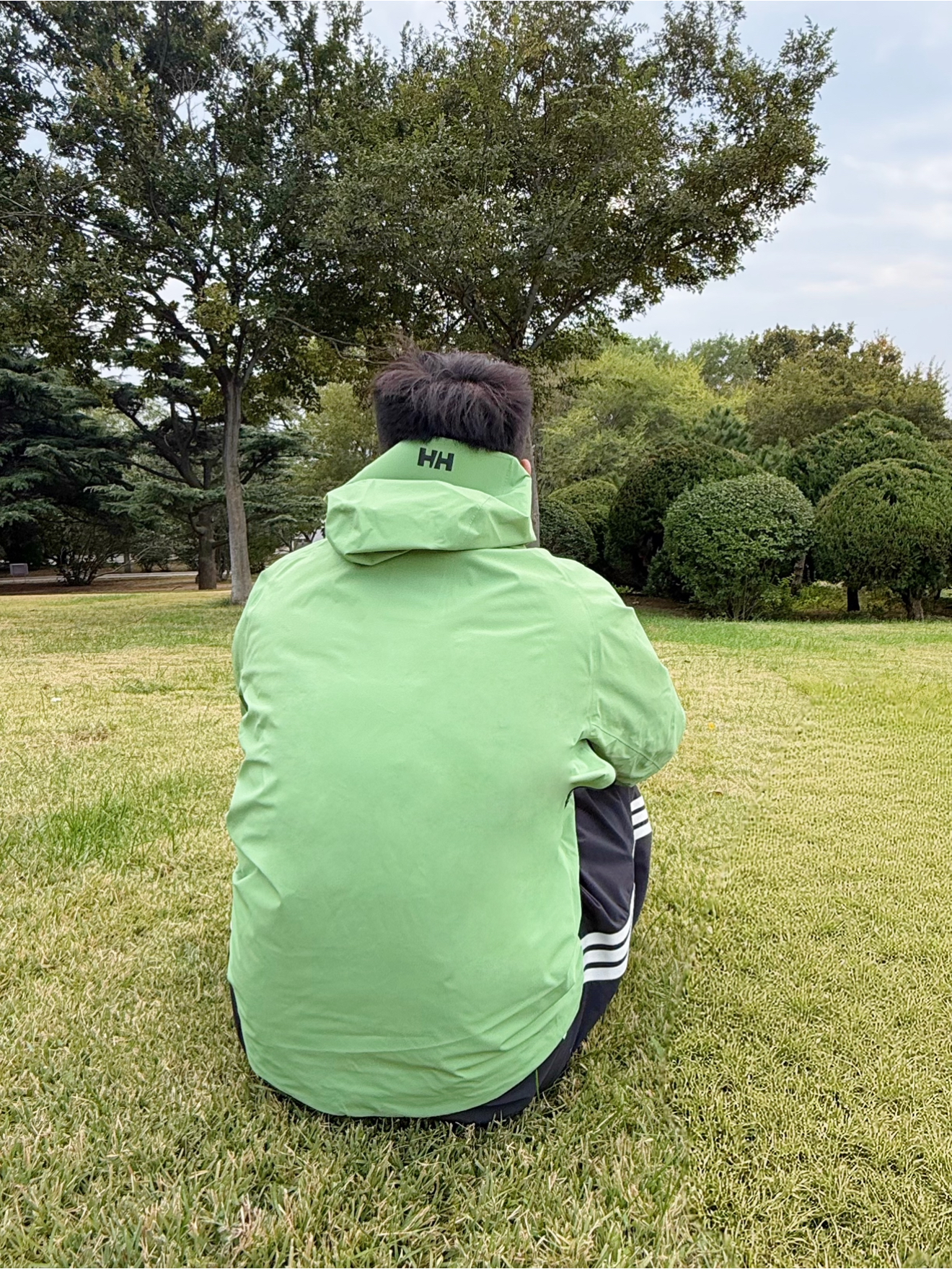 秋冬户外高颜值穿搭 | 这抹绿壳冲锋衣💚,利落有型😎
