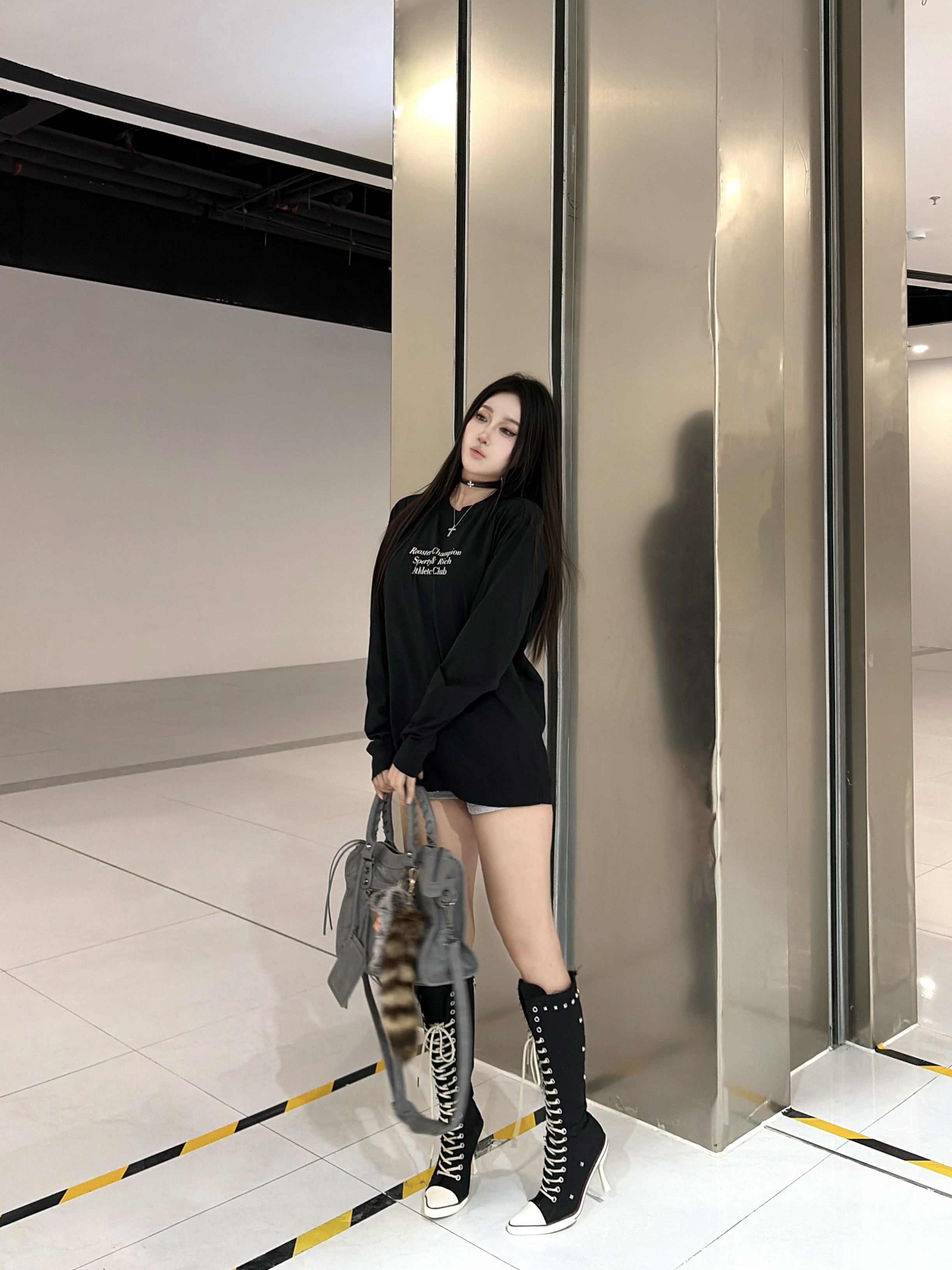 酷girl时髦出街|黑色字母T松弛感拉满🎚️
