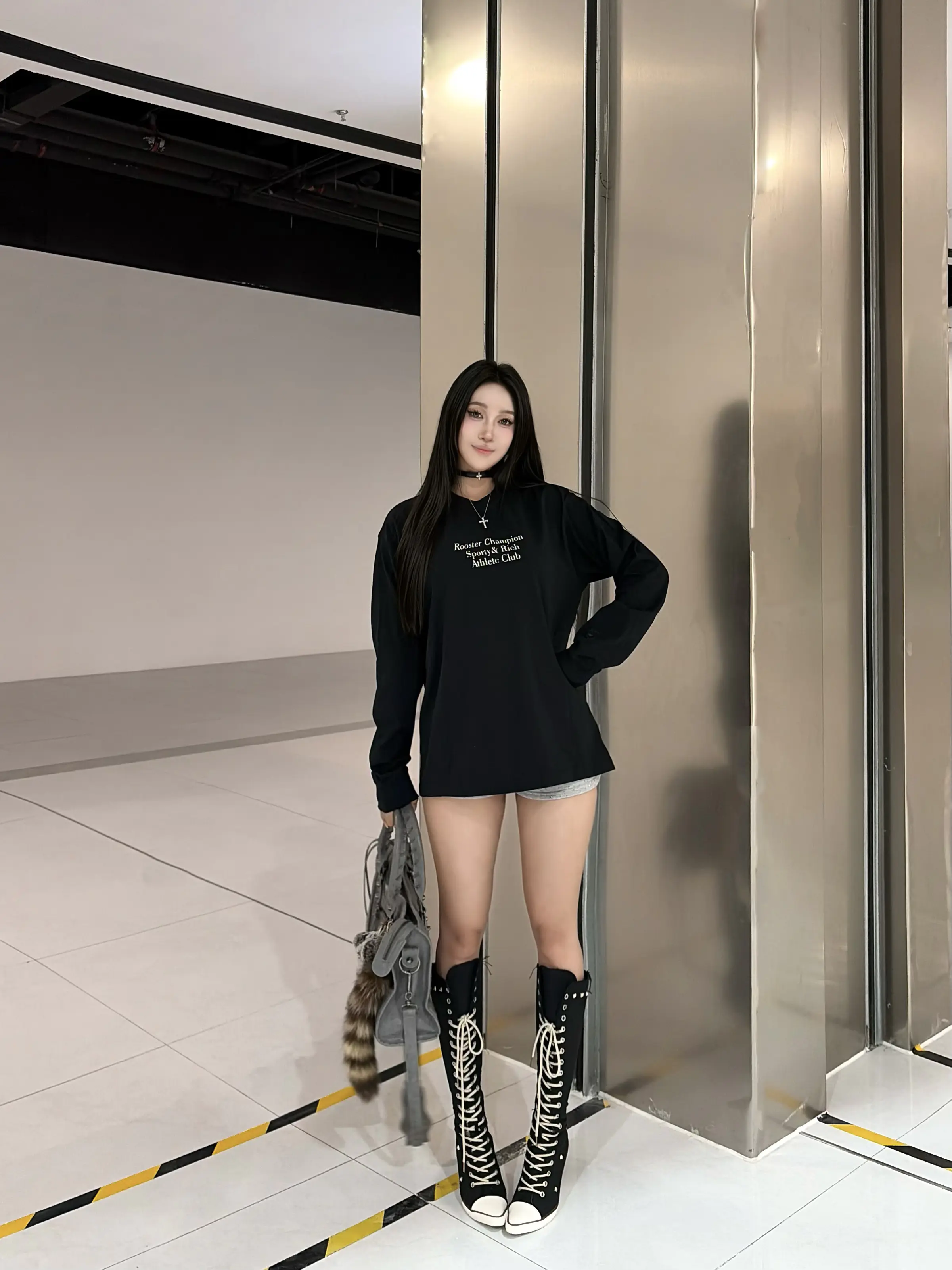 酷girl时髦出街|黑色字母T松弛感拉满🎚️