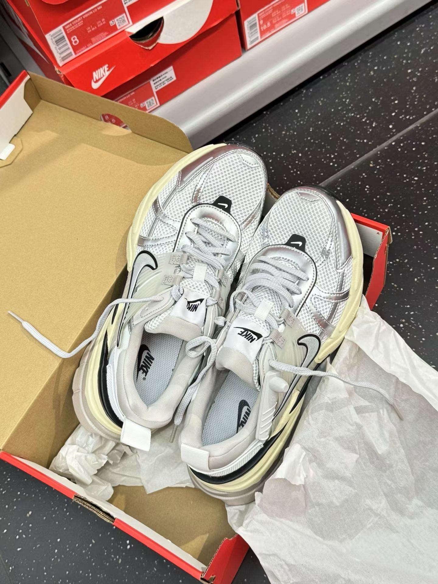 Nike V2K Run白银｜复古银灰老爹鞋太戳了