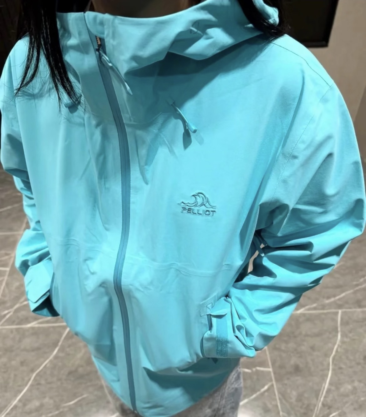 谁懂啊！伯希和这件湖蓝冲锋衣美到我想焊在身上✨