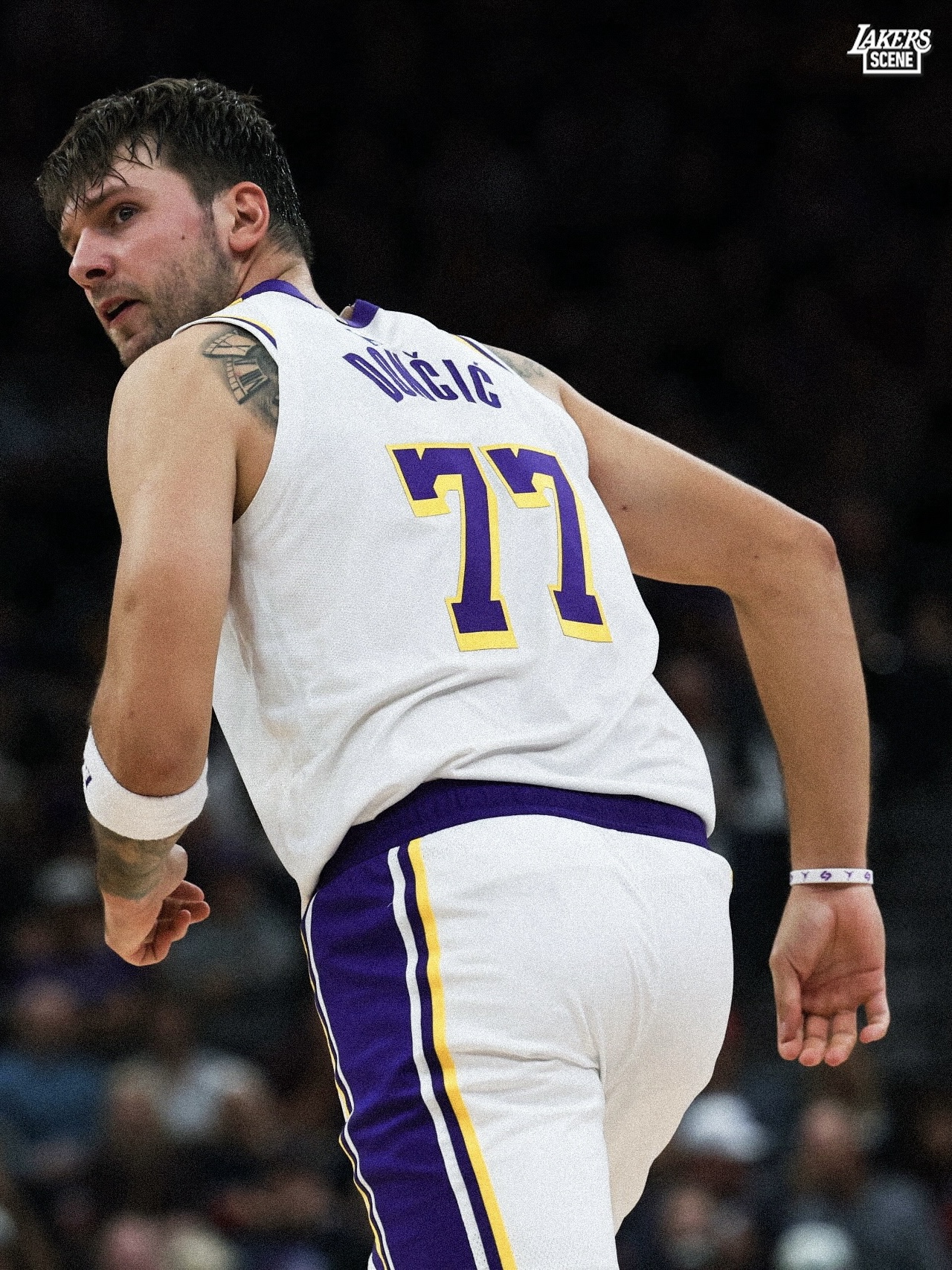 炽热橙!东契奇上脚Jordan LUKA 5橙色赛场实拍