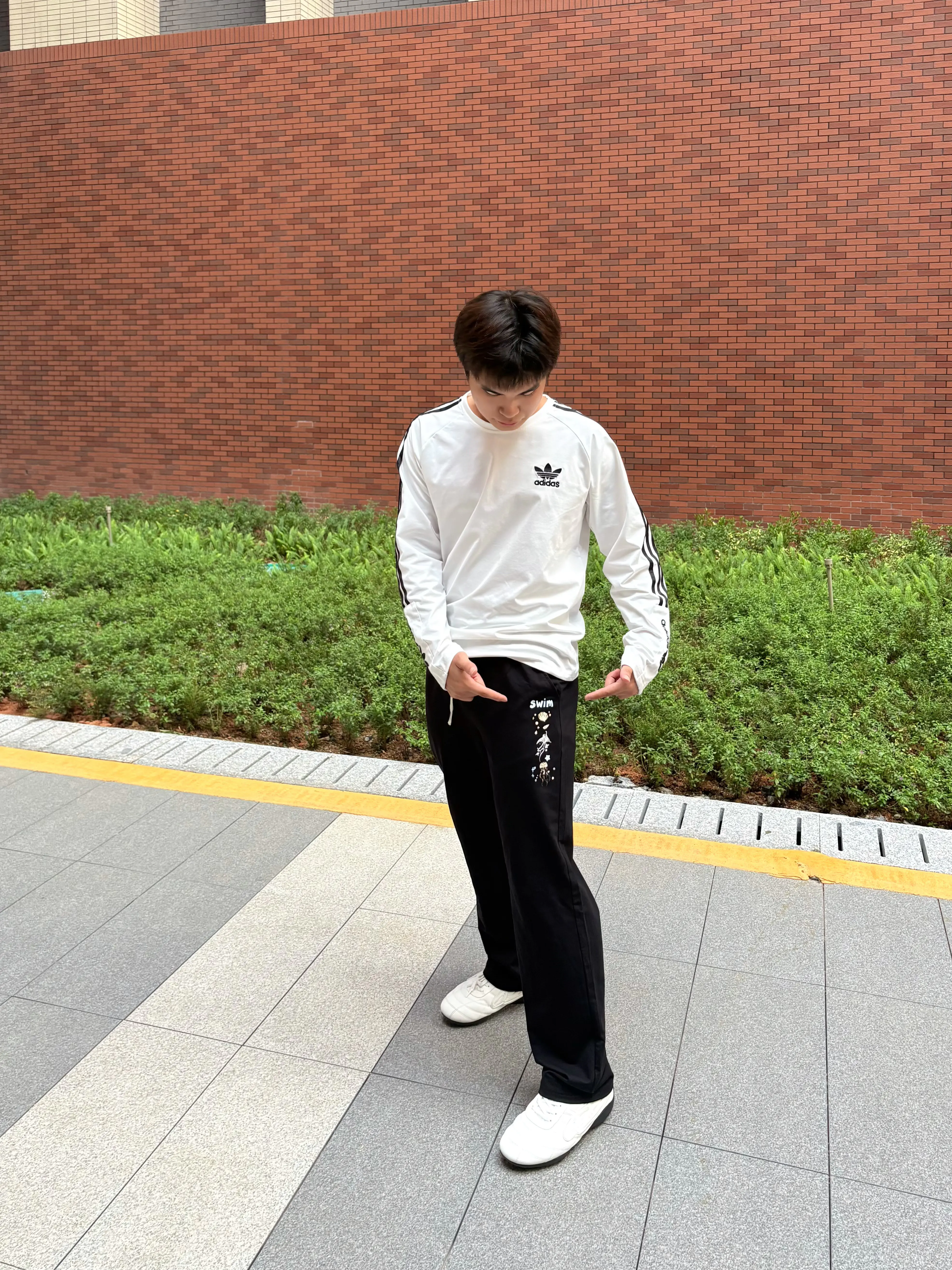 黑色直筒休闲裤